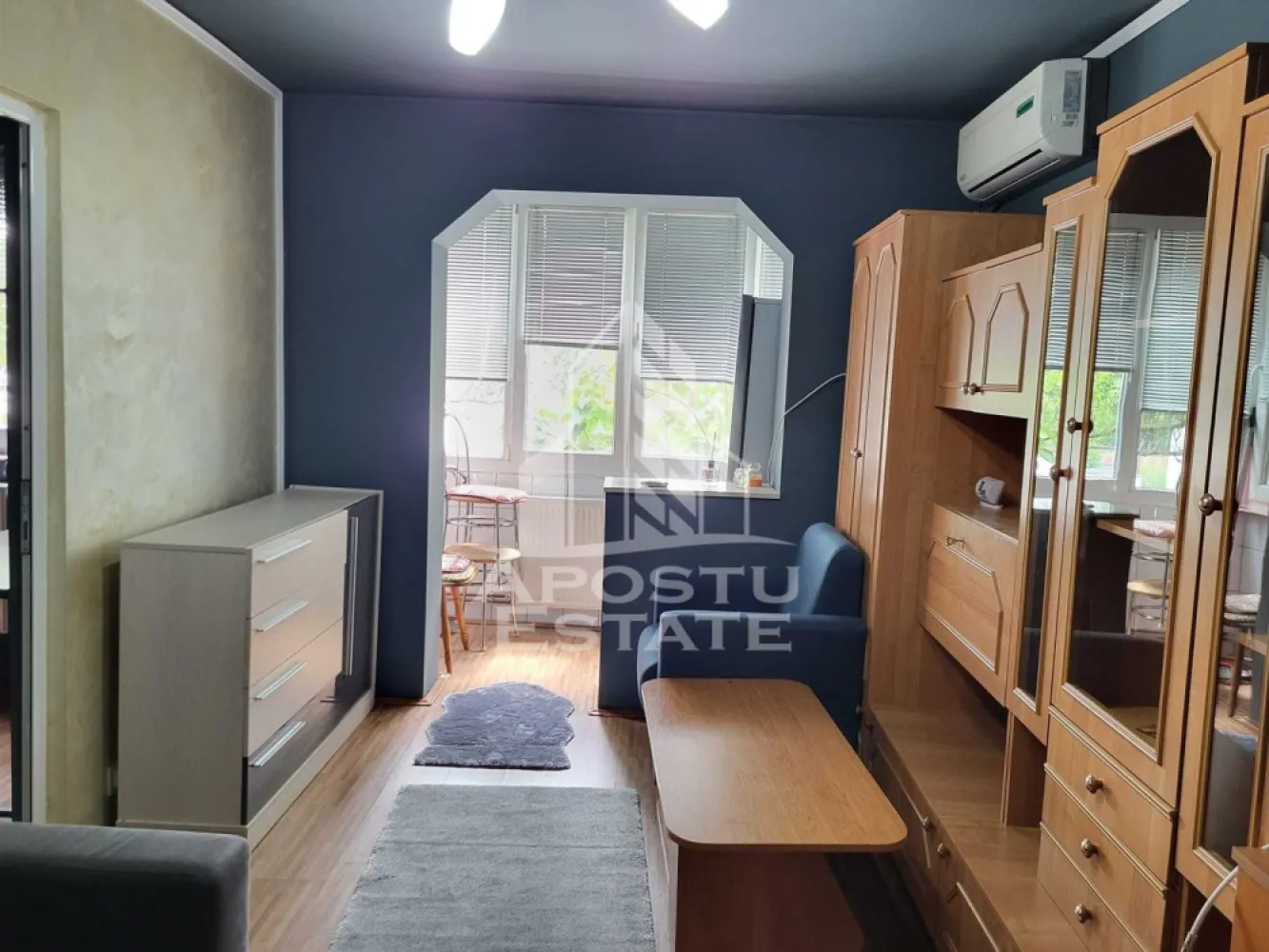 Apartament 2 camere de vanzare, zona Telegrafului/Isho, Timisoara - Agentia imobiliara APOSTU ESTATE va propune spre vanzare un apartament cu 2 camere , semidecomandat, etaj 2/4, situat in zona Telegrafului/Badea Cartan din Timisoara, judetul Timis.
Apartamentul este amplasat la etajul 2 al unui imobil construit in 1980 si are o suprafata utila de 37,64 mp plus balcon inchis de 2,73mp.
Confortul termic se realizeaza prin intermediul centralei proprii pe gaz cu sistem de incalzire prin calorifere.
Apartamentul este compartimentat astfel:
-hol de acces
-bucatarie inchisa
-baie cu cada si geam de aerisire
-living cu iesire spre balcon inchis
-dormitor
 Apartamentul a fost recent igienizat și mobilat, beneficiind de:
 Mobilă nouă de bucătărie
 Pat nou și saltea
 Noptiere noi
 Birou nou
 Scaune de bucătărie noi
Proprietatea se vinde cum se vede in poze si este o varianta ideala pentru familii, cuplu sau investitie.
Vecinatati: Scoala generala nr.21 la 7 min de mers pe jos , mijloace de transport in comun,magazine,banci,farmacii la 4 min de mers pe jos, Iulius Mall la 5 min cu masina, Piata Unirii la 7 min cu masina, Kaufland la 2 min cu masina, Pompieri Timisoara, Facultatea de Medicina la 16 min de mers pe jos,Isho la 6 min de mers pe jos.
Agentia imobiliara Apostu Estate va ofera consultanta bancara gratuita prin intermediul colaboratorilor nostri pentru alegerea celui mai potrivit tip de credit, astfel incat tu sa devi noul proprietar al acestui apartament.

Va asteptam cu drag la o vizionare!

Id Intern: CP3129103