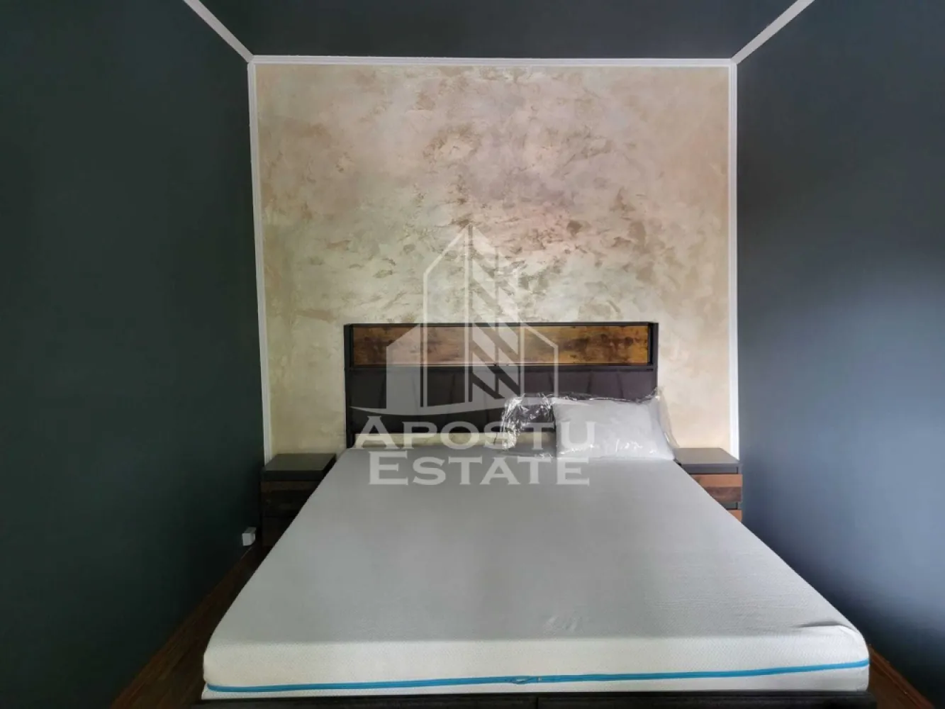 Apartament 2 camere de vanzare, zona Telegrafului/Isho, Timisoara - Agentia imobiliara APOSTU ESTATE va propune spre vanzare un apartament cu 2 camere , semidecomandat, etaj 2/4, situat in zona Telegrafului/Badea Cartan din Timisoara, judetul Timis.
Apartamentul este amplasat la etajul 2 al unui imobil construit in 1980 si are o suprafata utila de 37,64 mp plus balcon inchis de 2,73mp.
Confortul termic se realizeaza prin intermediul centralei proprii pe gaz cu sistem de incalzire prin calorifere.
Apartamentul este compartimentat astfel:
-hol de acces
-bucatarie inchisa
-baie cu cada si geam de aerisire
-living cu iesire spre balcon inchis
-dormitor
 Apartamentul a fost recent igienizat și mobilat, beneficiind de:
 Mobilă nouă de bucătărie
 Pat nou și saltea
 Noptiere noi
 Birou nou
 Scaune de bucătărie noi
Proprietatea se vinde cum se vede in poze si este o varianta ideala pentru familii, cuplu sau investitie.
Vecinatati: Scoala generala nr.21 la 7 min de mers pe jos , mijloace de transport in comun,magazine,banci,farmacii la 4 min de mers pe jos, Iulius Mall la 5 min cu masina, Piata Unirii la 7 min cu masina, Kaufland la 2 min cu masina, Pompieri Timisoara, Facultatea de Medicina la 16 min de mers pe jos,Isho la 6 min de mers pe jos.
Agentia imobiliara Apostu Estate va ofera consultanta bancara gratuita prin intermediul colaboratorilor nostri pentru alegerea celui mai potrivit tip de credit, astfel incat tu sa devi noul proprietar al acestui apartament.

Va asteptam cu drag la o vizionare!

Id Intern: CP3129103