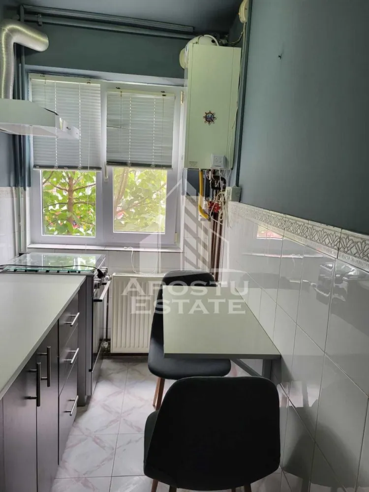 Apartament 2 camere de vanzare, zona Telegrafului/Isho, Timisoara - Agentia imobiliara APOSTU ESTATE va propune spre vanzare un apartament cu 2 camere , semidecomandat, etaj 2/4, situat in zona Telegrafului/Badea Cartan din Timisoara, judetul Timis.
Apartamentul este amplasat la etajul 2 al unui imobil construit in 1980 si are o suprafata utila de 37,64 mp plus balcon inchis de 2,73mp.
Confortul termic se realizeaza prin intermediul centralei proprii pe gaz cu sistem de incalzire prin calorifere.
Apartamentul este compartimentat astfel:
-hol de acces
-bucatarie inchisa
-baie cu cada si geam de aerisire
-living cu iesire spre balcon inchis
-dormitor
 Apartamentul a fost recent igienizat și mobilat, beneficiind de:
 Mobilă nouă de bucătărie
 Pat nou și saltea
 Noptiere noi
 Birou nou
 Scaune de bucătărie noi
Proprietatea se vinde cum se vede in poze si este o varianta ideala pentru familii, cuplu sau investitie.
Vecinatati: Scoala generala nr.21 la 7 min de mers pe jos , mijloace de transport in comun,magazine,banci,farmacii la 4 min de mers pe jos, Iulius Mall la 5 min cu masina, Piata Unirii la 7 min cu masina, Kaufland la 2 min cu masina, Pompieri Timisoara, Facultatea de Medicina la 16 min de mers pe jos,Isho la 6 min de mers pe jos.
Agentia imobiliara Apostu Estate va ofera consultanta bancara gratuita prin intermediul colaboratorilor nostri pentru alegerea celui mai potrivit tip de credit, astfel incat tu sa devi noul proprietar al acestui apartament.

Va asteptam cu drag la o vizionare!

Id Intern: CP3129103