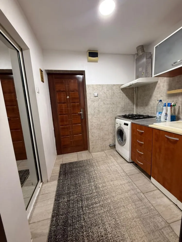 De vanzare garsoniera micro 40, et. 3/3, 27.000 euro - Vă prezentăm spre vanzare o garsonieră cochetă și bine poziționată, situată în cartierul Micro 40 – C-uri, la etajul 3 al unui bloc recent izolat termic, într-o zonă liniștită și apreciată pentru accesul rapid către toate facilitățile urbane.
Locuința are o suprafață de 22 mp și dispune de apă separată, încălzire prin centrală de cartier, iar gazele sunt trase până la ușă, existând posibilitatea montării unei centrale proprii. De asemenea, există posibilitatea amenajării unui balcon.
Garsoniera se vinde exact cum se prezintă în fotografii, complet mobilată, fiind o alegere potrivită atât pentru locuit, cât și pentru investiție.
În imediata apropiere se regăsesc magazine, mijloace de transport, școli, farmacii și alte puncte de interes, oferind confort și accesibilitate pentru viitorii proprietari.
Preț: 27.000 Euro
Comision 0% pentru cumpărător
Pentru detalii și vizionări:
Marilena– Consilier Imobiliar Mag Invest
0741.030.291.