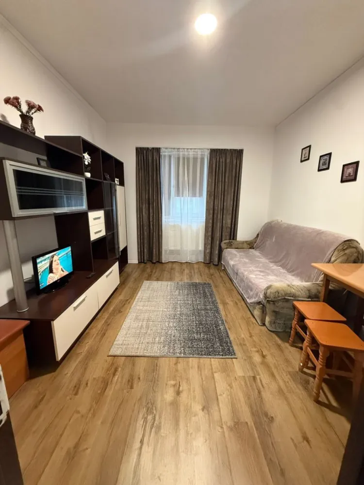 De vanzare garsoniera micro 40, et. 3/3, 27.000 euro - Vă prezentăm spre vanzare o garsonieră cochetă și bine poziționată, situată în cartierul Micro 40 – C-uri, la etajul 3 al unui bloc recent izolat termic, într-o zonă liniștită și apreciată pentru accesul rapid către toate facilitățile urbane.
Locuința are o suprafață de 22 mp și dispune de apă separată, încălzire prin centrală de cartier, iar gazele sunt trase până la ușă, existând posibilitatea montării unei centrale proprii. De asemenea, există posibilitatea amenajării unui balcon.
Garsoniera se vinde exact cum se prezintă în fotografii, complet mobilată, fiind o alegere potrivită atât pentru locuit, cât și pentru investiție.
În imediata apropiere se regăsesc magazine, mijloace de transport, școli, farmacii și alte puncte de interes, oferind confort și accesibilitate pentru viitorii proprietari.
Preț: 27.000 Euro
Comision 0% pentru cumpărător
Pentru detalii și vizionări:
Marilena– Consilier Imobiliar Mag Invest
0741.030.291.