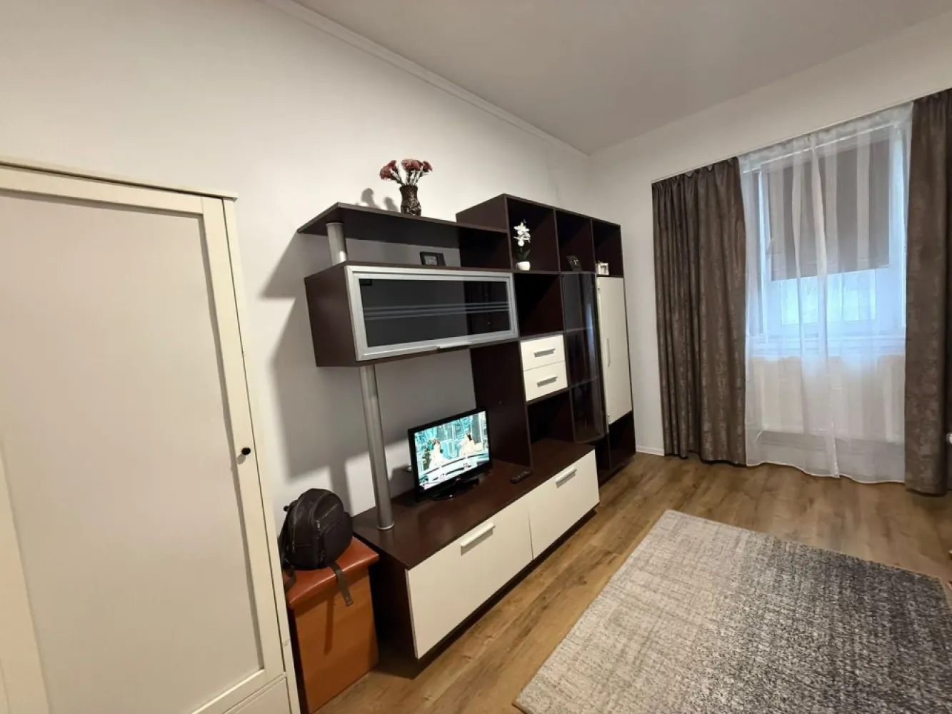 De vanzare garsoniera micro 40, et. 3/3, 27.000 euro - Vă prezentăm spre vanzare o garsonieră cochetă și bine poziționată, situată în cartierul Micro 40 – C-uri, la etajul 3 al unui bloc recent izolat termic, într-o zonă liniștită și apreciată pentru accesul rapid către toate facilitățile urbane.
Locuința are o suprafață de 22 mp și dispune de apă separată, încălzire prin centrală de cartier, iar gazele sunt trase până la ușă, existând posibilitatea montării unei centrale proprii. De asemenea, există posibilitatea amenajării unui balcon.
Garsoniera se vinde exact cum se prezintă în fotografii, complet mobilată, fiind o alegere potrivită atât pentru locuit, cât și pentru investiție.
În imediata apropiere se regăsesc magazine, mijloace de transport, școli, farmacii și alte puncte de interes, oferind confort și accesibilitate pentru viitorii proprietari.
Preț: 27.000 Euro
Comision 0% pentru cumpărător
Pentru detalii și vizionări:
Marilena– Consilier Imobiliar Mag Invest
0741.030.291.