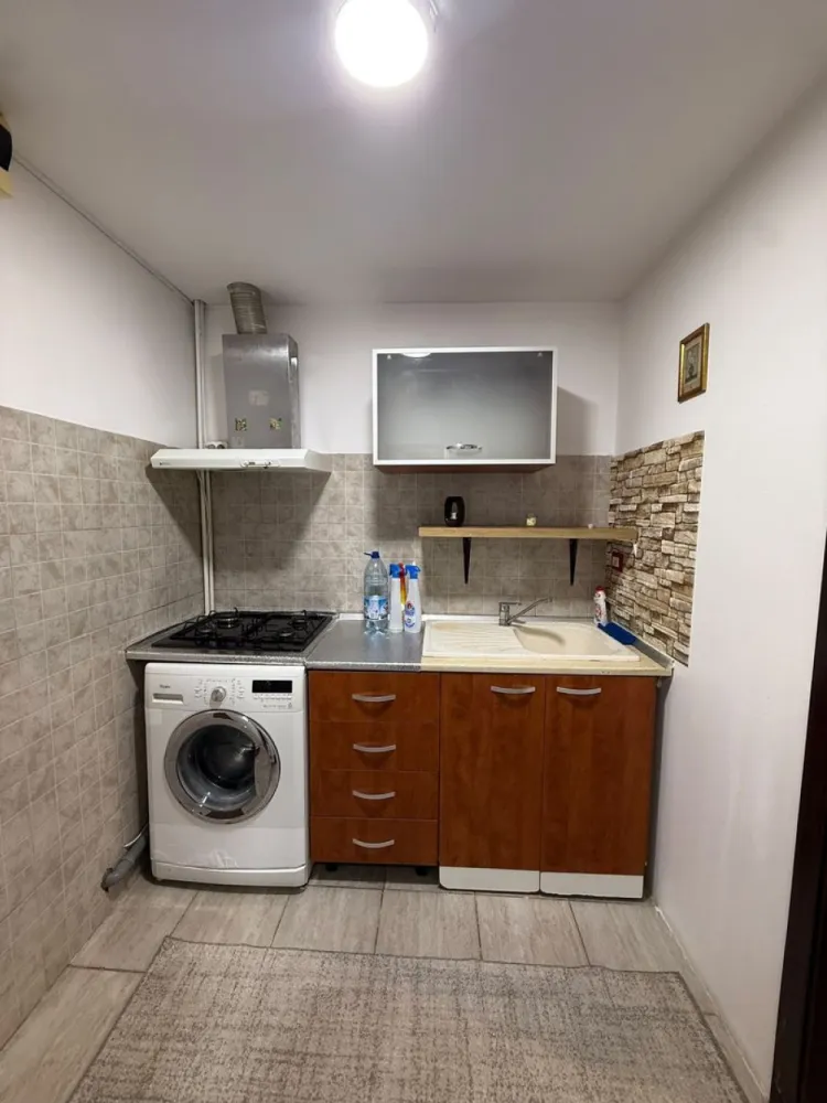 De vanzare garsoniera micro 40, et. 3/3, 27.000 euro