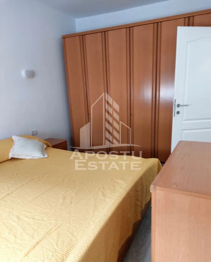Apartament 2 camere de inchiriat,centrala proprie,petfriendly, Giroc - Agentia imobiliara APOSTU ESTATE va propune spre inchiriere un apartament cu 2 camere, spatios si luminos, situat in Giroc, o zona linistita si bine pozitionata, potrivit pentru cupluri,familii, sau studenti care isi doresc o locuinta unde sa se simta confortabil si cu acces facil catre scoli, statii de autobuz, supermarketuri , magazine de zona, parcuri.

Suprafata utila: 53 mp
Compartimentare eficienta:
-Hol de acces generos
-Bucatarie complet mobilata si utilata, cu loc de luat masa
-Living luminos si spatios
-Dormitor mobilat si utilat
-Baie prevazuta cu cada

Confort si facilitati:
-Incalzirea apartamentului: centrala proprie
-Apartamentul este complet mobilat si utilat
-Se accepta animale de companie de catre proprietar

Localizare:
-Timis, Giroc – acces facil spre magazine, supermarketul Lidl, scoli, parcuri si mijloace de transport in comun.

Ideal pentru:
-Familii
-Cupluri
-Studenti

Disponibilitate: imediata
Pret chirie lunara: 400 euro ( usor negociabil)
Programeaza o vizionare pentru a-ti putea imagina viitorul aici!
ID intern: CP3129924