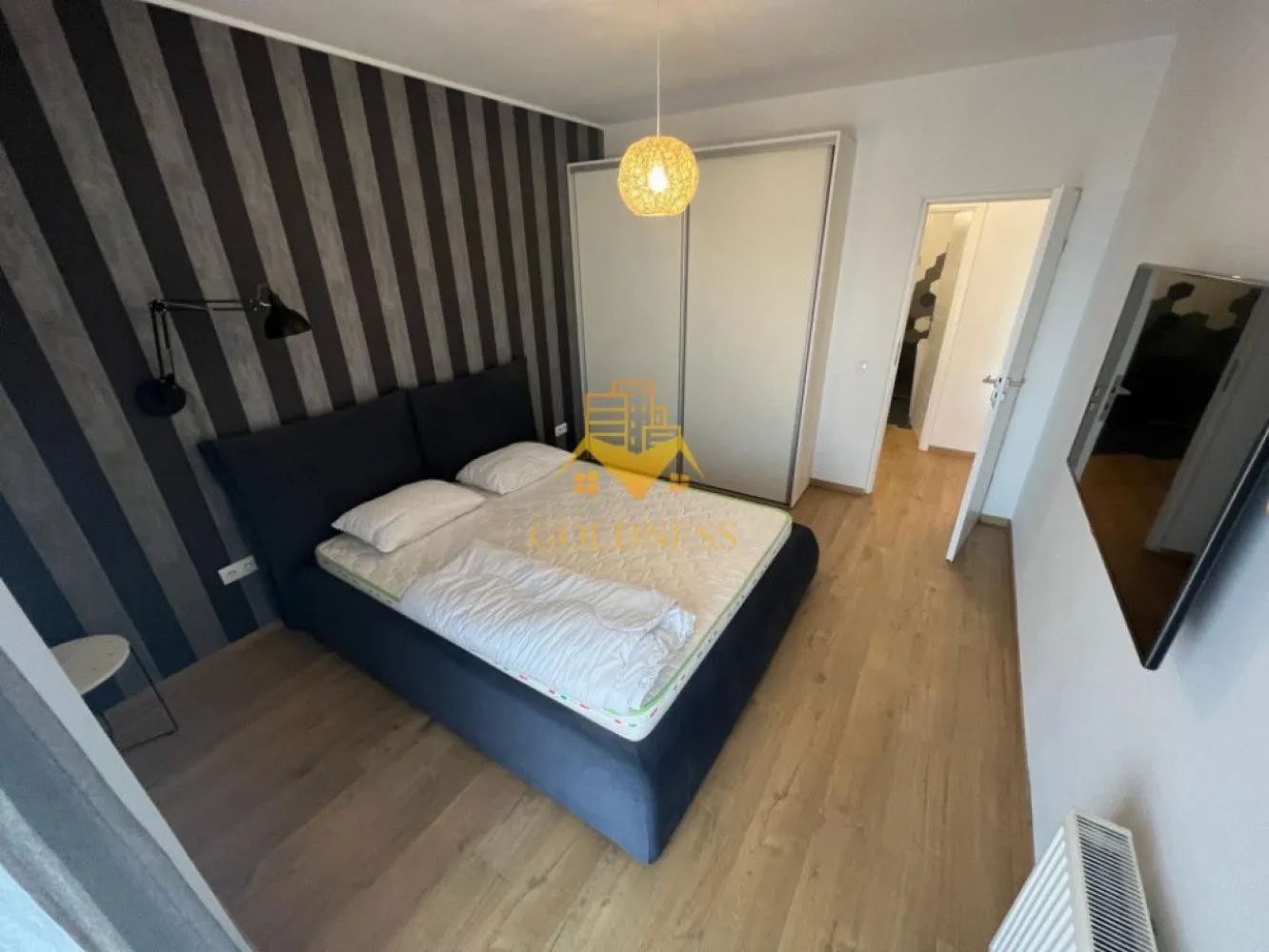 2 camere, modern, bloc nou, zona Centrala, Bosch, Ntt Data, Meron - GOLDNESS Imobiliare vă propune spre închiriere un apartament cu 2 camere complet mobilat și utilat, la etajul 5 într-un imobil de 6 etaje, în Zona Centrala .

Se află în apropierea stațiilor de transport în comun, magazine, restaurante, spații verzi, farmacii, etc. 

Apartamentul este compartimentat astfel:
 - dormitor cu pat matrimonial, dressing, noptiere
 - living cu bucatarie open-space complet utilată, canapea extensibilă, loc de servit masa 
 - baie cu cabina de dus, calorifer port prosop și dulap pentru depozitare.
 - terasa de 10 mp.

Imobilul este dotat cu toate cele necesare- centrală proprie, mașină de spălat haine, frigider, plită electrică, hotă, etc. 

Dacă sunteți interesați de acest apartament și doriți să îl vizionați, dar și pentru alte oferte nu ezitați să ne contactați telefonic sau prin e-mail. Vă stăm la dispoziție!

Pentru intermediere se percepe un comision de 50% din prețul chiriei!