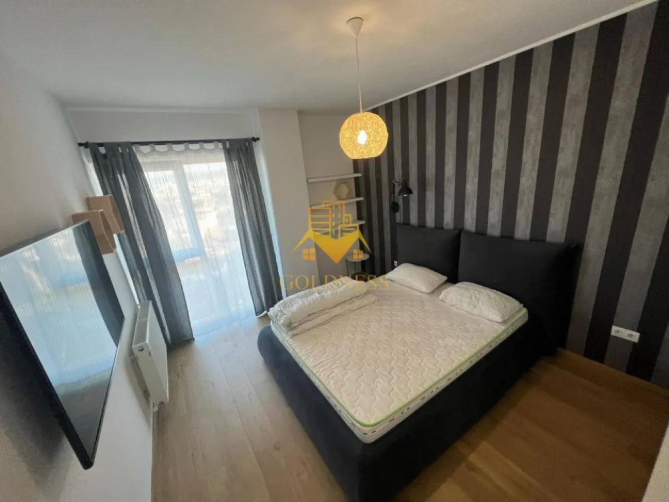 2 camere, modern, bloc nou, zona Centrala, Bosch, Ntt Data, Meron - GOLDNESS Imobiliare vă propune spre închiriere un apartament cu 2 camere complet mobilat și utilat, la etajul 5 într-un imobil de 6 etaje, în Zona Centrala .

Se află în apropierea stațiilor de transport în comun, magazine, restaurante, spații verzi, farmacii, etc. 

Apartamentul este compartimentat astfel:
 - dormitor cu pat matrimonial, dressing, noptiere
 - living cu bucatarie open-space complet utilată, canapea extensibilă, loc de servit masa 
 - baie cu cabina de dus, calorifer port prosop și dulap pentru depozitare.
 - terasa de 10 mp.

Imobilul este dotat cu toate cele necesare- centrală proprie, mașină de spălat haine, frigider, plită electrică, hotă, etc. 

Dacă sunteți interesați de acest apartament și doriți să îl vizionați, dar și pentru alte oferte nu ezitați să ne contactați telefonic sau prin e-mail. Vă stăm la dispoziție!

Pentru intermediere se percepe un comision de 50% din prețul chiriei!