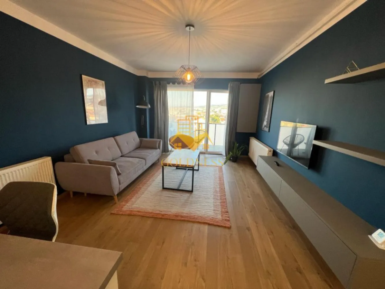 2 camere, modern, bloc nou, zona Centrala, Bosch, Ntt Data, Meron - GOLDNESS Imobiliare vă propune spre închiriere un apartament cu 2 camere complet mobilat și utilat, la etajul 5 într-un imobil de 6 etaje, în Zona Centrala .

Se află în apropierea stațiilor de transport în comun, magazine, restaurante, spații verzi, farmacii, etc. 

Apartamentul este compartimentat astfel:
 - dormitor cu pat matrimonial, dressing, noptiere
 - living cu bucatarie open-space complet utilată, canapea extensibilă, loc de servit masa 
 - baie cu cabina de dus, calorifer port prosop și dulap pentru depozitare.
 - terasa de 10 mp.

Imobilul este dotat cu toate cele necesare- centrală proprie, mașină de spălat haine, frigider, plită electrică, hotă, etc. 

Dacă sunteți interesați de acest apartament și doriți să îl vizionați, dar și pentru alte oferte nu ezitați să ne contactați telefonic sau prin e-mail. Vă stăm la dispoziție!

Pentru intermediere se percepe un comision de 50% din prețul chiriei!