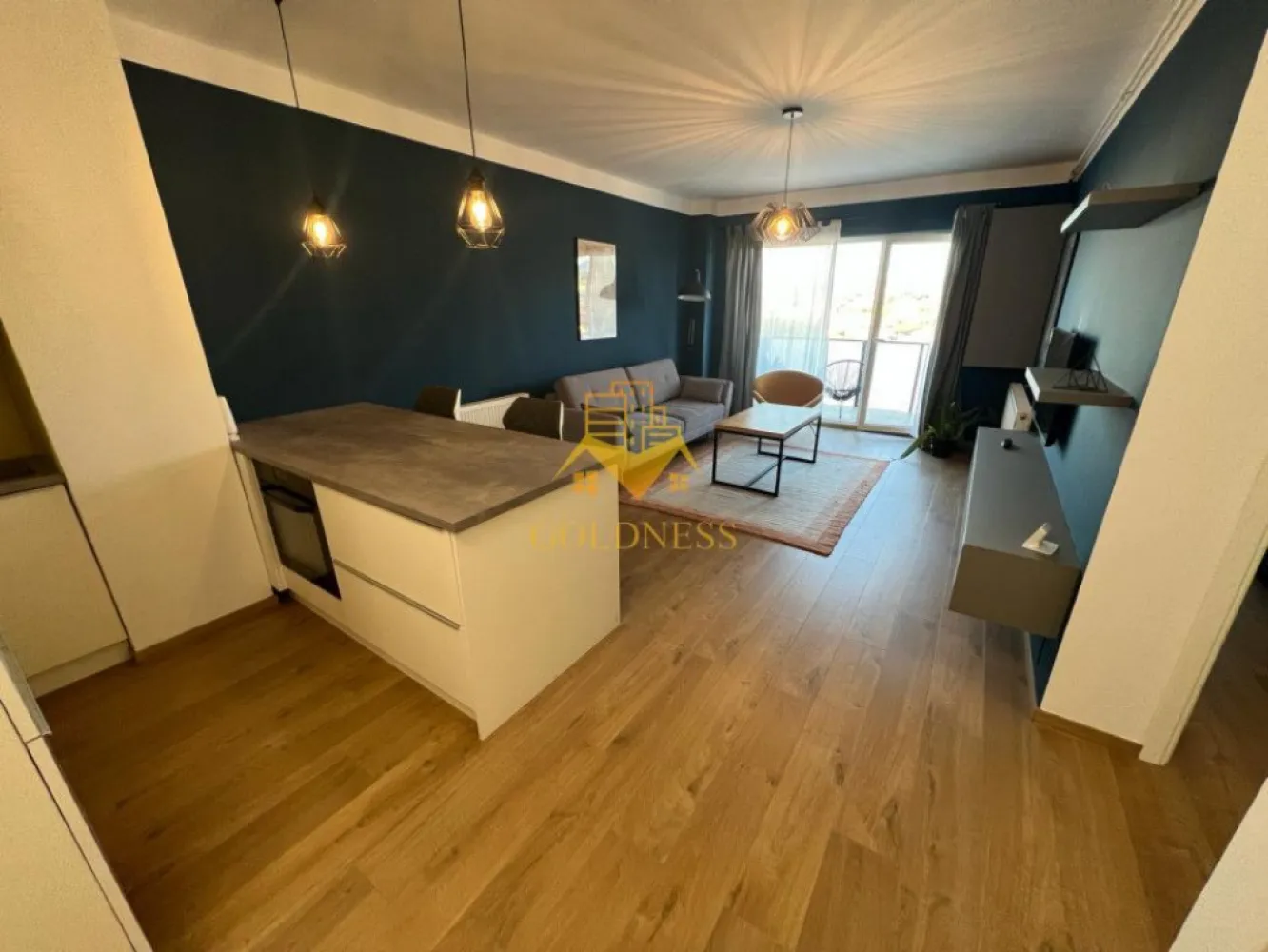 2 camere, modern, bloc nou, zona Centrala, Bosch, Ntt Data, Meron - GOLDNESS Imobiliare vă propune spre închiriere un apartament cu 2 camere complet mobilat și utilat, la etajul 5 într-un imobil de 6 etaje, în Zona Centrala .

Se află în apropierea stațiilor de transport în comun, magazine, restaurante, spații verzi, farmacii, etc. 

Apartamentul este compartimentat astfel:
 - dormitor cu pat matrimonial, dressing, noptiere
 - living cu bucatarie open-space complet utilată, canapea extensibilă, loc de servit masa 
 - baie cu cabina de dus, calorifer port prosop și dulap pentru depozitare.
 - terasa de 10 mp.

Imobilul este dotat cu toate cele necesare- centrală proprie, mașină de spălat haine, frigider, plită electrică, hotă, etc. 

Dacă sunteți interesați de acest apartament și doriți să îl vizionați, dar și pentru alte oferte nu ezitați să ne contactați telefonic sau prin e-mail. Vă stăm la dispoziție!

Pentru intermediere se percepe un comision de 50% din prețul chiriei!