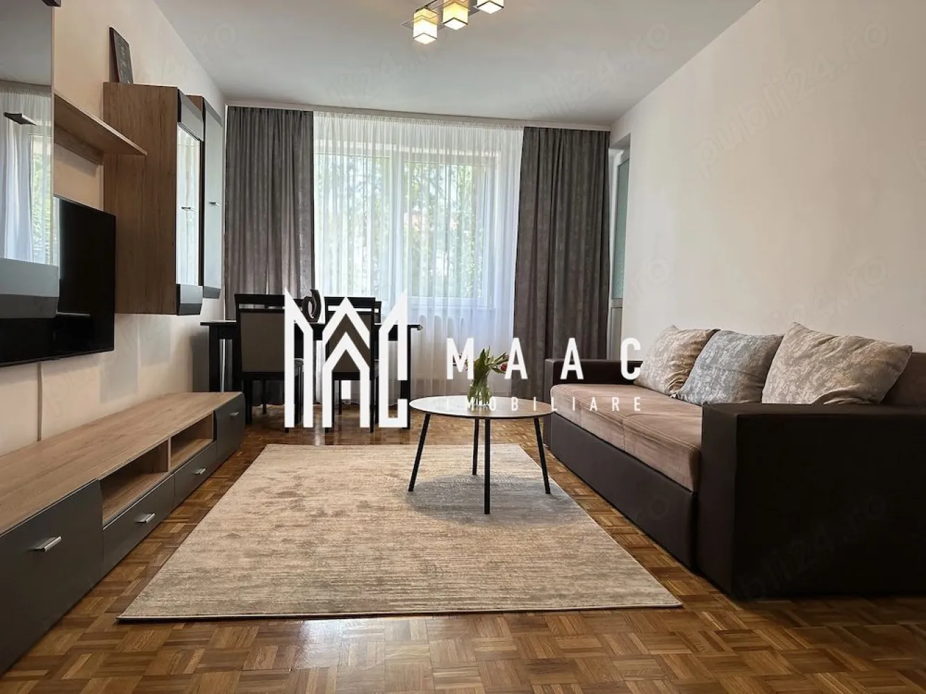Apartment 2 camere | Decomandat | Etaj 1 | Strand - MAAC Imobiliare vă propune spre închiriere, în exclusivitate, un apartament decomandat cu 2 camere, situat în cartierul Ștrand, una dintre cele mai liniștite și verzi zone ale Sibiului.

Etaj: 1 din 4
Suprafață utilă: 53 mp
Compartimentare: Decomandat
Stare: Complet renovat, prima închiriere

Detalii importante:

Living spațios de 19 mp și dormitor de 12 mp, ambele mobilate modern
Televizoare smart Samsung: 120 cm în living și 80 cm în dormitor
Pat matrimonial cu saltea în stare foarte bună
Bucătărie complet mobilată și utilată: frigider, aragaz, hotă, cuptor electric, mașină de spălat rufe
Instalații sanitare, electrice și centrală termică – toate înlocuite recent

Zona:

Zonă verde, ideală pentru relaxare
Aproximativ 15 minute de mers pe jos până în centrul orașului
5 minute până la Parcul Sub Arini
La doar 1 minut de Profi și Simpa, 7-10 minute de Lidl și Kaufland
Parcul Ștrand – la 1 minut distanță
Parcare: Locuri de parcare disponibile în fața și în spatele blocului
La cerere, se poate furniza o înregistrare video completă a apartamentului.
Disponibil imediat | Perioadă minimă de închiriere: 12 luni

Pentru mai multe detalii sau programarea unei vizionări, echipa MAAC Imobiliare vă stă cu drag la dispoziție. ID: CP3129963
