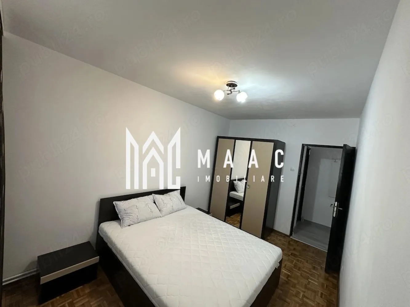 Apartment 2 camere | Decomandat | Etaj 1 | Strand - MAAC Imobiliare vă propune spre închiriere, în exclusivitate, un apartament decomandat cu 2 camere, situat în cartierul Ștrand, una dintre cele mai liniștite și verzi zone ale Sibiului.

Etaj: 1 din 4
Suprafață utilă: 53 mp
Compartimentare: Decomandat
Stare: Complet renovat, prima închiriere

Detalii importante:

Living spațios de 19 mp și dormitor de 12 mp, ambele mobilate modern
Televizoare smart Samsung: 120 cm în living și 80 cm în dormitor
Pat matrimonial cu saltea în stare foarte bună
Bucătărie complet mobilată și utilată: frigider, aragaz, hotă, cuptor electric, mașină de spălat rufe
Instalații sanitare, electrice și centrală termică – toate înlocuite recent

Zona:

Zonă verde, ideală pentru relaxare
Aproximativ 15 minute de mers pe jos până în centrul orașului
5 minute până la Parcul Sub Arini
La doar 1 minut de Profi și Simpa, 7-10 minute de Lidl și Kaufland
Parcul Ștrand – la 1 minut distanță
Parcare: Locuri de parcare disponibile în fața și în spatele blocului
La cerere, se poate furniza o înregistrare video completă a apartamentului.
Disponibil imediat | Perioadă minimă de închiriere: 12 luni

Pentru mai multe detalii sau programarea unei vizionări, echipa MAAC Imobiliare vă stă cu drag la dispoziție. ID: CP3129963