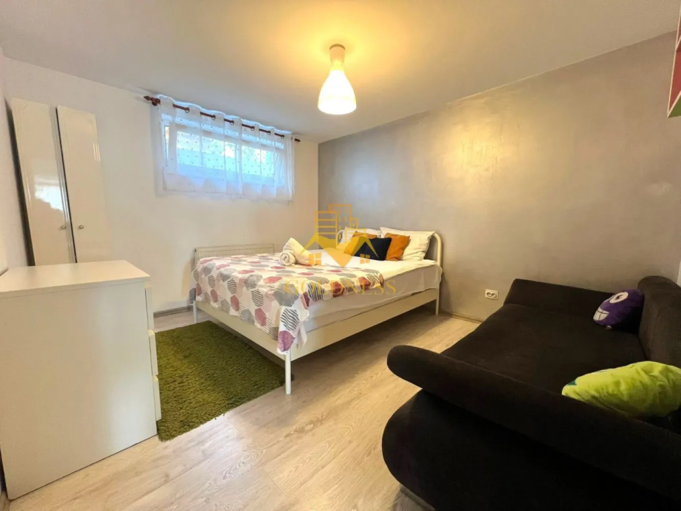 3 camere, Europa, Eugen Ionesco, Golden Tulip, Observatorului, Lunii - GOLDNESS Imobiliare vă propune spre închiriere un apartament la casa cu 3 camere open-space, complet mobilat și utilat, la Parterul unei vile cu 1 etaj, în Cartierul Zorilor, in apropiere de strada Observatorului si Golden Tulip.
Posibilitate de parcare in zona la liber!
Se află în apropierea stațiilor de transport în comun, magazine, restaurante, spații verzi, farmacii, etc. 

Apartamentul este compartimentat astfel:
 - dormitor cu pat matrimonial, dressing, noptiere
 - dormitor cu pat matrimonial, dressing, noptiere, canapea extensibila. 
 - living cu bucatarie open space complet utilată și mobilată, canapea, fotolii, loc de servit masa
 - baie cu cada, geam, calorifer port prosop și dulap pentru depozitare.
- debara

Imobilul este dotat cu toate cele necesare- termoficare prin calorifere (centrala este pentru toata vila si se imparte la 3 apartamente), frigider, aragaz, hotă, mașină de spălat haine, etc. 
Dacă sunteți interesați de acest apartament și doriți să îl vizionați, dar și pentru alte oferte nu ezitați să ne contactați telefonic sau prin e-mail. Vă stăm la dispoziție!

Pentru intermediere se percepe un comision de 50% din prețul chiriei!
