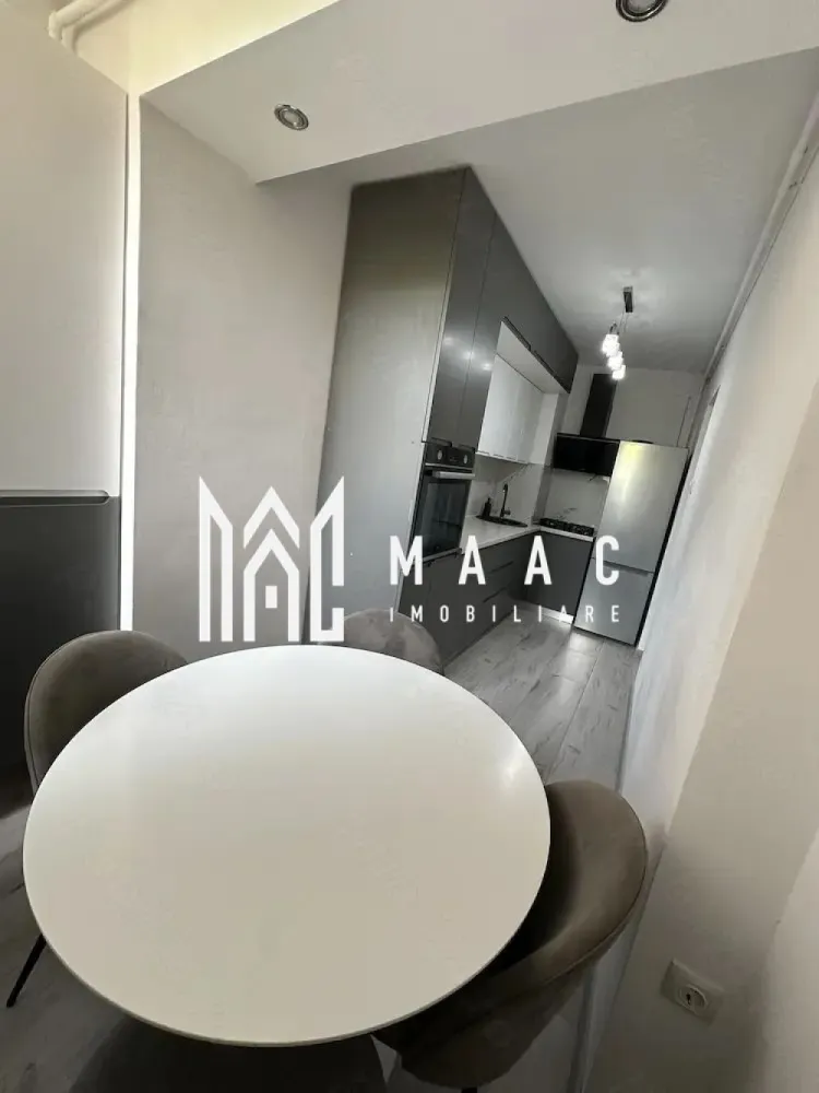 Apartment 2 camere | Decomandat | Etaj 1 | Strand - MAAC Imobiliare vă propune spre închiriere, în exclusivitate, un apartament decomandat cu 2 camere, situat în cartierul Ștrand, una dintre cele mai liniștite și verzi zone ale Sibiului.

Etaj: 1 din 4
Suprafață utilă: 53 mp
Compartimentare: Decomandat
Stare: Complet renovat, prima închiriere

Detalii importante:

Living spațios de 19 mp și dormitor de 12 mp, ambele mobilate modern
Televizoare smart Samsung: 120 cm în living și 80 cm în dormitor
Pat matrimonial cu saltea în stare foarte bună
Bucătărie complet mobilată și utilată: frigider, aragaz, hotă, cuptor electric, mașină de spălat rufe
Instalații sanitare, electrice și centrală termică – toate înlocuite recent

Zona:

Zonă verde, ideală pentru relaxare
Aproximativ 15 minute de mers pe jos până în centrul orașului
5 minute până la Parcul Sub Arini
La doar 1 minut de Profi și Simpa, 7-10 minute de Lidl și Kaufland
Parcul Ștrand – la 1 minut distanță
Parcare: Locuri de parcare disponibile în fața și în spatele blocului
La cerere, se poate furniza o înregistrare video completă a apartamentului.
Disponibil imediat | Perioadă minimă de închiriere: 12 luni

Pentru mai multe detalii sau programarea unei vizionări, echipa MAAC Imobiliare vă stă cu drag la dispoziție. ID: CP3129963