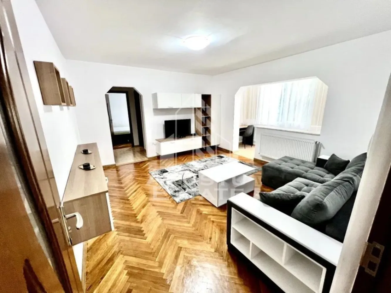 Apartament cu 2 camere, de inchiriat, Complexul Studentesc, Centrala - Agentia imobiliara APOSTU ESTATE va propune spre inchiriere un apartament cu 2 camere, spatios si luminos, situat in Timisoara, zona Complexul Studentesc, o zona linistita si bine pozitionata, potrivit pentru cupluri,familii, sau studenti care isi doresc o locuinta unde sa se simta confortabil si cu acces facil catre scoli, statii de autobuz, supermarketuri , magazine de zona, parcuri.

Suprafata utila: 65 mpu
Compartimentare eficienta:
-Hol de acces generos.
-Bucatarie inchisa, mobilata si utilata.
-Living room luminos.
-Dormitor matrimonial.
-Baie cu cada.
-Balcon inchis.

Confort si facilitati:
-Incalzirea apartamentului: Calorifere, Centrala Proprie.
-Apartamentul este complet mobilat si utilat.
- Nu se accepta animale de companie de catre proprietar.

Localizare:
-Timis, Timisoara, zona Complexul Studentesc– acces facil : UVT, UPT, FEEA.

Ideal pentru:
-Cupluri.
-Persoane singure.

Disponibilitate: imediata
Pret chirie lunara: 450 euro.
Programeaza o vizionare pentru a-ti putea imagina viitorul aici!
ID intern: CP3130016