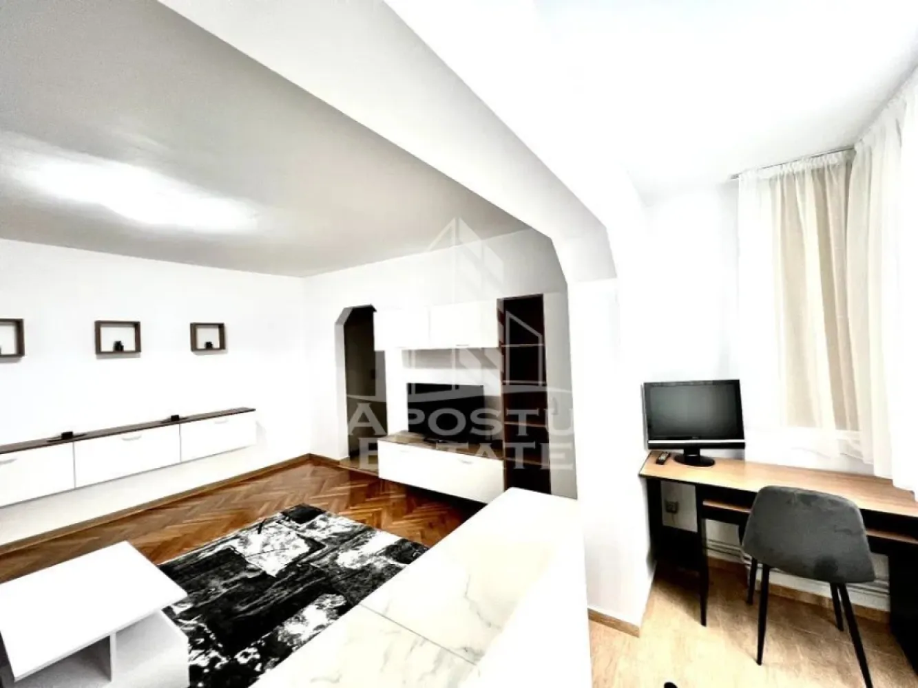 Apartament cu 2 camere, de inchiriat, Complexul Studentesc, Centrala - Agentia imobiliara APOSTU ESTATE va propune spre inchiriere un apartament cu 2 camere, spatios si luminos, situat in Timisoara, zona Complexul Studentesc, o zona linistita si bine pozitionata, potrivit pentru cupluri,familii, sau studenti care isi doresc o locuinta unde sa se simta confortabil si cu acces facil catre scoli, statii de autobuz, supermarketuri , magazine de zona, parcuri.

Suprafata utila: 65 mpu
Compartimentare eficienta:
-Hol de acces generos.
-Bucatarie inchisa, mobilata si utilata.
-Living room luminos.
-Dormitor matrimonial.
-Baie cu cada.
-Balcon inchis.

Confort si facilitati:
-Incalzirea apartamentului: Calorifere, Centrala Proprie.
-Apartamentul este complet mobilat si utilat.
- Nu se accepta animale de companie de catre proprietar.

Localizare:
-Timis, Timisoara, zona Complexul Studentesc– acces facil : UVT, UPT, FEEA.

Ideal pentru:
-Cupluri.
-Persoane singure.

Disponibilitate: imediata
Pret chirie lunara: 450 euro.
Programeaza o vizionare pentru a-ti putea imagina viitorul aici!
ID intern: CP3130016