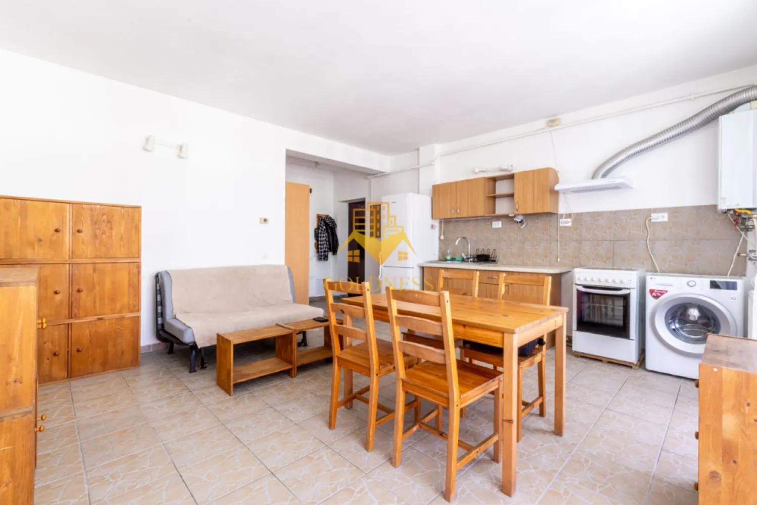 2 camere, parcare, Zorilor Zona UMF, Obserbatorului, Pet Friendly - GOLDNESS Imobiliare vă propune spre închiriere un apartament cu 2 camere complet mobilat și utilat, la etajul 3 într-un imobil de 4 etaje, în Cartierul Zorilor.
Dispune de loc de parcare subterana!
Se află în apropierea stațiilor de transport în comun, magazine, restaurante, spații verzi, farmacii, etc. 

Apartamentul este compartimentat astfel:
 - dormitor cu pat matrimonial, noptiere, biblioteca, comoda TV
 - living cu bucatarie open space complet utilată și mobilată, canapea extensibilă, loc de servit masa, dulap pentru haine si cuier
 - baie cu cada, calorifer port prosop și dulap pentru depozitare.
 - terasa de 10 mp.

Imobilul este dotat cu toate cele necesare- centrală proprie, frigider, aragaz, hotă, mașină de spălat haine, etc. 

Dacă sunteți interesați de acest apartament și doriți să îl vizionați, dar și pentru alte oferte nu ezitați să ne contactați telefonic sau prin e-mail. Vă stăm la dispoziție!
Pentru intermediere se percepe un comision de 50% din prețul chiriei!