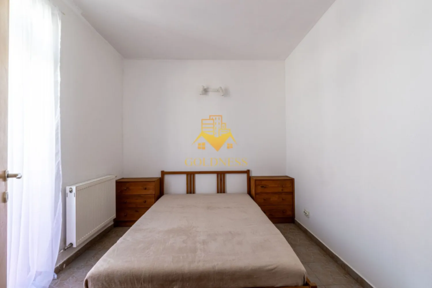 2 camere, parcare, Zorilor Zona UMF, Obserbatorului, Pet Friendly - GOLDNESS Imobiliare vă propune spre închiriere un apartament cu 2 camere complet mobilat și utilat, la etajul 3 într-un imobil de 4 etaje, în Cartierul Zorilor.
Dispune de loc de parcare subterana!
Se află în apropierea stațiilor de transport în comun, magazine, restaurante, spații verzi, farmacii, etc. 

Apartamentul este compartimentat astfel:
 - dormitor cu pat matrimonial, noptiere, biblioteca, comoda TV
 - living cu bucatarie open space complet utilată și mobilată, canapea extensibilă, loc de servit masa, dulap pentru haine si cuier
 - baie cu cada, calorifer port prosop și dulap pentru depozitare.
 - terasa de 10 mp.

Imobilul este dotat cu toate cele necesare- centrală proprie, frigider, aragaz, hotă, mașină de spălat haine, etc. 

Dacă sunteți interesați de acest apartament și doriți să îl vizionați, dar și pentru alte oferte nu ezitați să ne contactați telefonic sau prin e-mail. Vă stăm la dispoziție!
Pentru intermediere se percepe un comision de 50% din prețul chiriei!