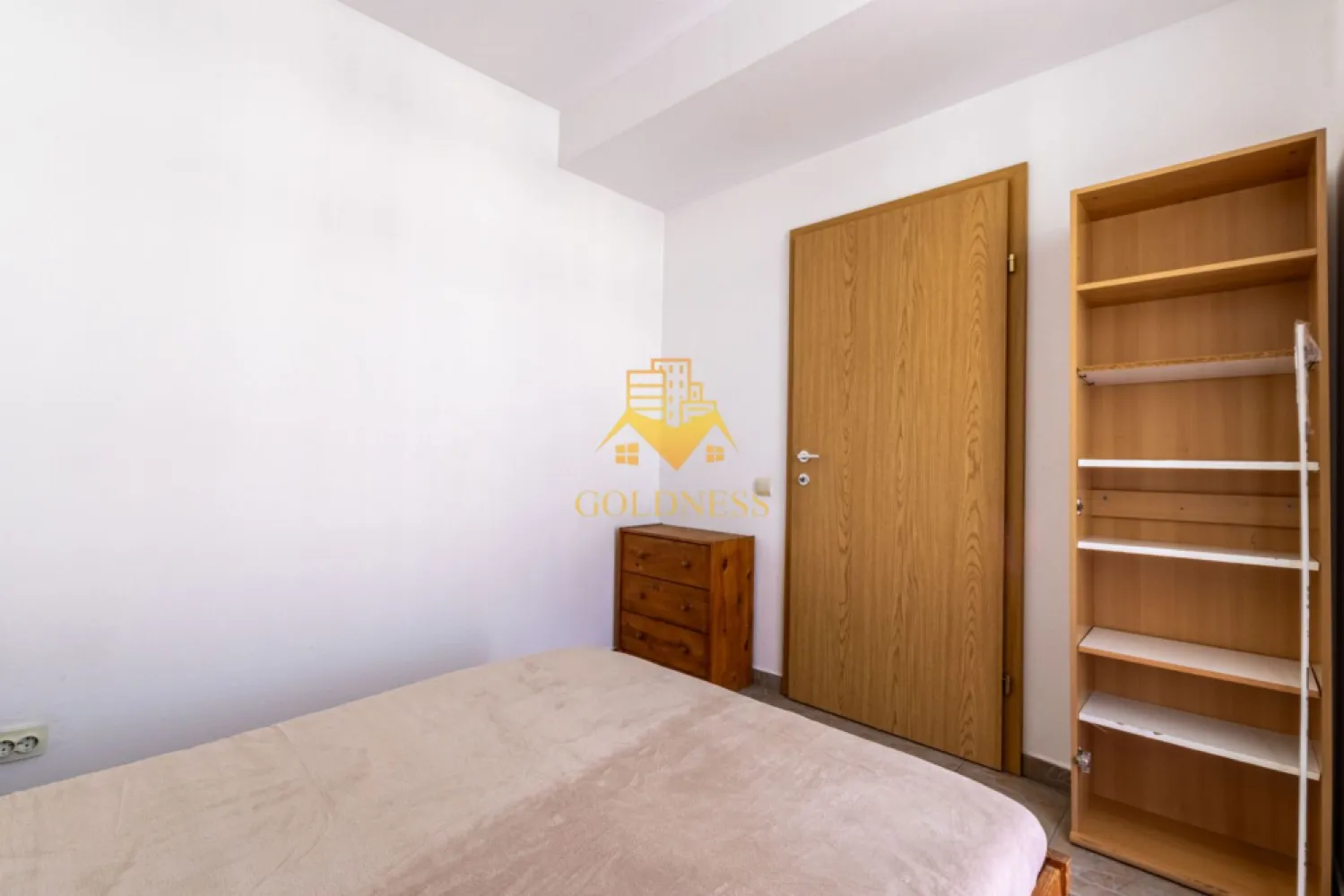 2 camere, parcare, Zorilor Zona UMF, Obserbatorului, Pet Friendly - GOLDNESS Imobiliare vă propune spre închiriere un apartament cu 2 camere complet mobilat și utilat, la etajul 3 într-un imobil de 4 etaje, în Cartierul Zorilor.
Dispune de loc de parcare subterana!
Se află în apropierea stațiilor de transport în comun, magazine, restaurante, spații verzi, farmacii, etc. 

Apartamentul este compartimentat astfel:
 - dormitor cu pat matrimonial, noptiere, biblioteca, comoda TV
 - living cu bucatarie open space complet utilată și mobilată, canapea extensibilă, loc de servit masa, dulap pentru haine si cuier
 - baie cu cada, calorifer port prosop și dulap pentru depozitare.
 - terasa de 10 mp.

Imobilul este dotat cu toate cele necesare- centrală proprie, frigider, aragaz, hotă, mașină de spălat haine, etc. 

Dacă sunteți interesați de acest apartament și doriți să îl vizionați, dar și pentru alte oferte nu ezitați să ne contactați telefonic sau prin e-mail. Vă stăm la dispoziție!
Pentru intermediere se percepe un comision de 50% din prețul chiriei!