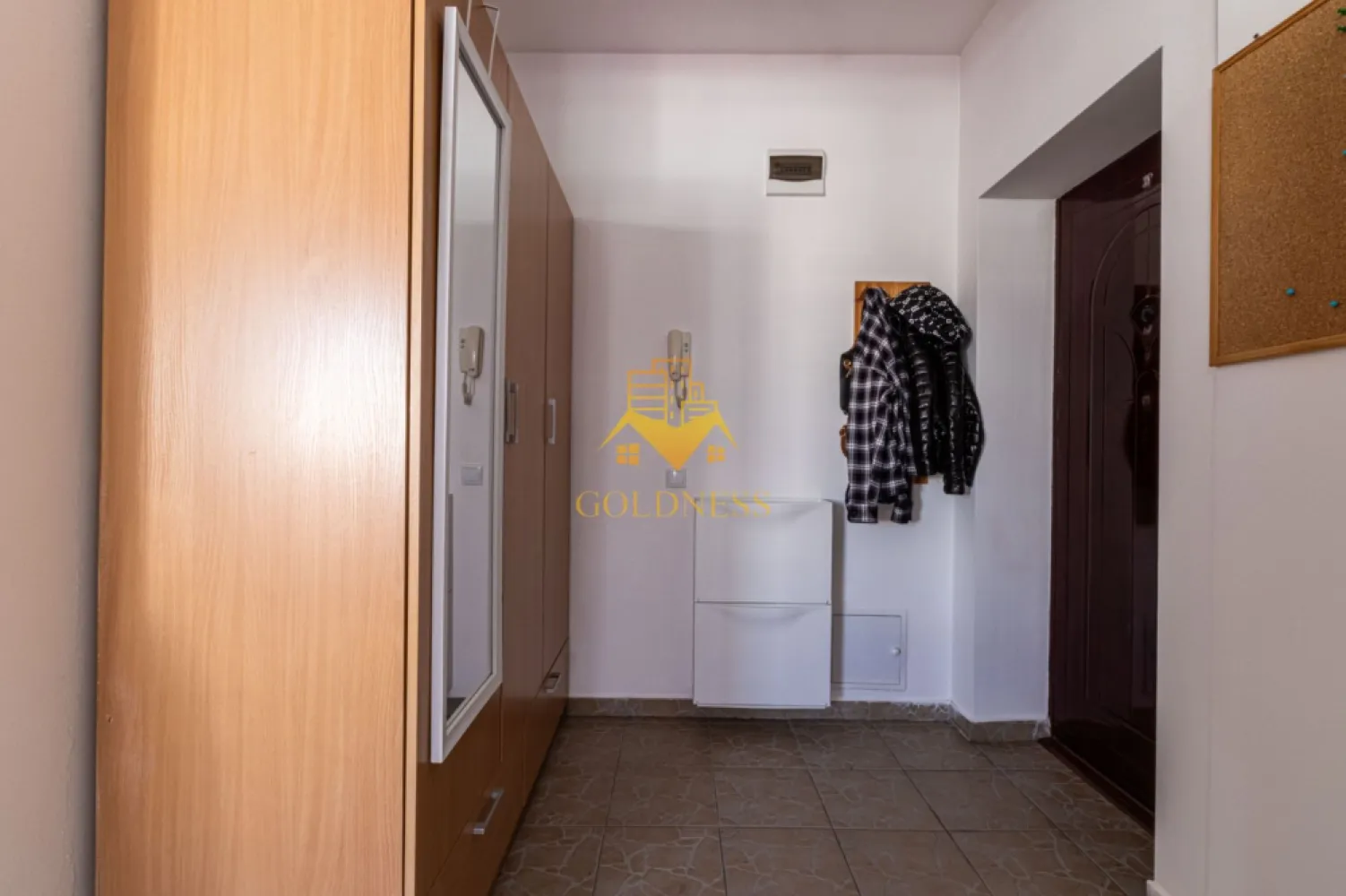 2 camere, parcare, Zorilor Zona UMF, Obserbatorului, Pet Friendly - GOLDNESS Imobiliare vă propune spre închiriere un apartament cu 2 camere complet mobilat și utilat, la etajul 3 într-un imobil de 4 etaje, în Cartierul Zorilor.
Dispune de loc de parcare subterana!
Se află în apropierea stațiilor de transport în comun, magazine, restaurante, spații verzi, farmacii, etc. 

Apartamentul este compartimentat astfel:
 - dormitor cu pat matrimonial, noptiere, biblioteca, comoda TV
 - living cu bucatarie open space complet utilată și mobilată, canapea extensibilă, loc de servit masa, dulap pentru haine si cuier
 - baie cu cada, calorifer port prosop și dulap pentru depozitare.
 - terasa de 10 mp.

Imobilul este dotat cu toate cele necesare- centrală proprie, frigider, aragaz, hotă, mașină de spălat haine, etc. 

Dacă sunteți interesați de acest apartament și doriți să îl vizionați, dar și pentru alte oferte nu ezitați să ne contactați telefonic sau prin e-mail. Vă stăm la dispoziție!
Pentru intermediere se percepe un comision de 50% din prețul chiriei!