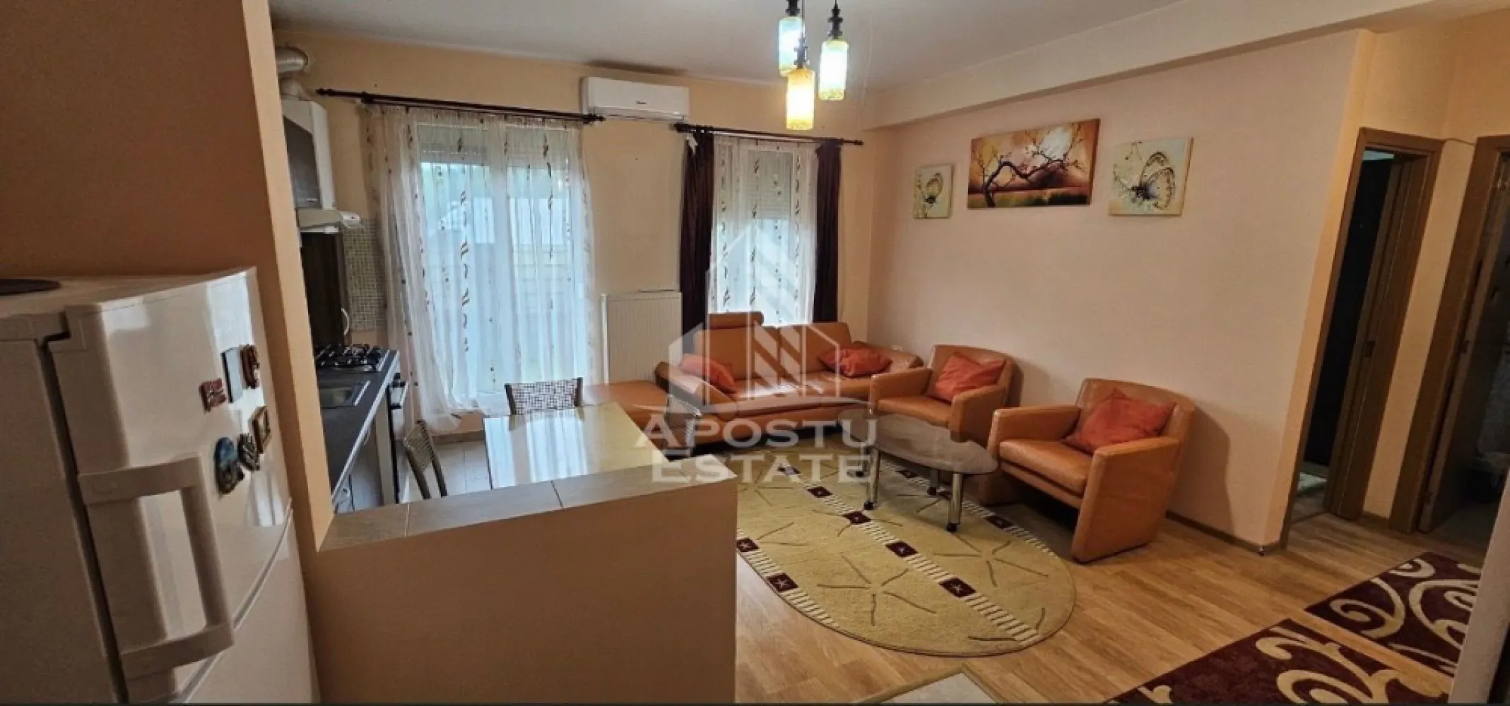 Apartament cu 2 camere, loc de parcare, la parter, in Dumbravita - Agentia Imobiliara APOSTU ESTATE va ofera spre inchiriere un apartament cu 2 camere, situat in Dumbravita.
Acest apartament cu o suprafata de 45 mp dispune de urmatoarele facilitati:
- Bucatarie spatioasa, complet utilata;
- Hol de acces;
- Sufragerie luminoasa;
- Dormitor mobilat cu pat matrimonial;
- Baie dotata cu cada.

Confortul termic este asigurat de centrala proprie pe gaz. Apartamentul se bucura de o pozitionare privilegiata, oferind acces rapid la diverse puncte de interes din zona:
- Mc'donalds;
-Benzinarie;
-Mijloace de transport in comun la 2 minute.

Va invitam cu drag sa programati o vizionare pentru a aprecia personal toate facilitatile si avantajele acestui apartament.

ID intern: CP3129880!