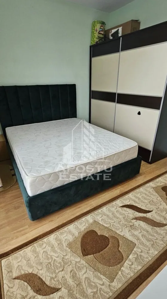 Apartament cu 2 camere, loc de parcare, la parter, in Dumbravita - Agentia Imobiliara APOSTU ESTATE va ofera spre inchiriere un apartament cu 2 camere, situat in Dumbravita.
Acest apartament cu o suprafata de 45 mp dispune de urmatoarele facilitati:
- Bucatarie spatioasa, complet utilata;
- Hol de acces;
- Sufragerie luminoasa;
- Dormitor mobilat cu pat matrimonial;
- Baie dotata cu cada.

Confortul termic este asigurat de centrala proprie pe gaz. Apartamentul se bucura de o pozitionare privilegiata, oferind acces rapid la diverse puncte de interes din zona:
- Mc'donalds;
-Benzinarie;
-Mijloace de transport in comun la 2 minute.

Va invitam cu drag sa programati o vizionare pentru a aprecia personal toate facilitatile si avantajele acestui apartament.

ID intern: CP3129880!