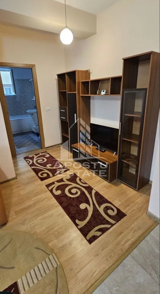 Apartament cu 2 camere, loc de parcare, la parter, in Dumbravita - Agentia Imobiliara APOSTU ESTATE va ofera spre inchiriere un apartament cu 2 camere, situat in Dumbravita.
Acest apartament cu o suprafata de 45 mp dispune de urmatoarele facilitati:
- Bucatarie spatioasa, complet utilata;
- Hol de acces;
- Sufragerie luminoasa;
- Dormitor mobilat cu pat matrimonial;
- Baie dotata cu cada.

Confortul termic este asigurat de centrala proprie pe gaz. Apartamentul se bucura de o pozitionare privilegiata, oferind acces rapid la diverse puncte de interes din zona:
- Mc'donalds;
-Benzinarie;
-Mijloace de transport in comun la 2 minute.

Va invitam cu drag sa programati o vizionare pentru a aprecia personal toate facilitatile si avantajele acestui apartament.

ID intern: CP3129880!