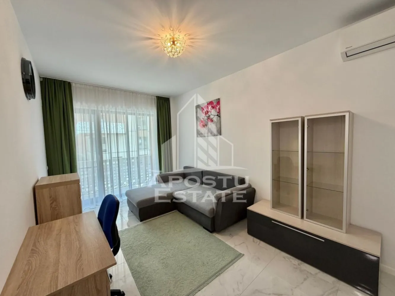 Apartament cu 2 camere de inchiriat, Future Residence, Giroc - Agentia imobiliara APOSTU ESTATE va propune spre inchiriere un apartament cu 2 camere spatios si luminos, situat in Giroc, Complexul Residential FUTURE RESIDENCE, potrivit pentru cupluri sau persoane singure care isi doresc o locuinta in care sa se simta confortabil
Suprafata utila: 52 mp

Compartimentare eficienta:
-Bucatarie deschisa complet mobilata si utilata, cu loc de luat masa
-Living luminos si spatios
-Dormitor complet mobilat si utilat
-Baie prevazuta cu cada si geam la baie pentru ventilatie naturala

Confort si facilitati:
-Loc de parcare subteran inclus in pret
-Acces la piscina complexului
-Masina de spalat rufe
-Aer conditionat
- Balcon
-Incalzirea apartamentului: centrala proprie (incalzire prin pardoseala)

Localizare:
-Timis, Giroc- Future Residence, in spatele supermarketului Lidl, proximitatea StayFit Gym, Penny, Mega Image
Ideal pentru:
-Persoane singure
-Cupluri

Disponibilitate: imediata
Pret chirie lunara: 550 EUR (usor negociabil)
Programeaza o vizionare pentru a-ti putea imagina viitorul aici!
ID intern: CP3128003