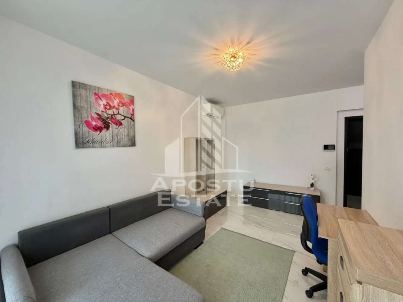 Apartament cu 2 camere de inchiriat, Future Residence, Giroc - Agentia imobiliara APOSTU ESTATE va propune spre inchiriere un apartament cu 2 camere spatios si luminos, situat in Giroc, Complexul Residential FUTURE RESIDENCE, potrivit pentru cupluri sau persoane singure care isi doresc o locuinta in care sa se simta confortabil
Suprafata utila: 52 mp

Compartimentare eficienta:
-Bucatarie deschisa complet mobilata si utilata, cu loc de luat masa
-Living luminos si spatios
-Dormitor complet mobilat si utilat
-Baie prevazuta cu cada si geam la baie pentru ventilatie naturala

Confort si facilitati:
-Loc de parcare subteran inclus in pret
-Acces la piscina complexului
-Masina de spalat rufe
-Aer conditionat
- Balcon
-Incalzirea apartamentului: centrala proprie (incalzire prin pardoseala)

Localizare:
-Timis, Giroc- Future Residence, in spatele supermarketului Lidl, proximitatea StayFit Gym, Penny, Mega Image
Ideal pentru:
-Persoane singure
-Cupluri

Disponibilitate: imediata
Pret chirie lunara: 550 EUR (usor negociabil)
Programeaza o vizionare pentru a-ti putea imagina viitorul aici!
ID intern: CP3128003