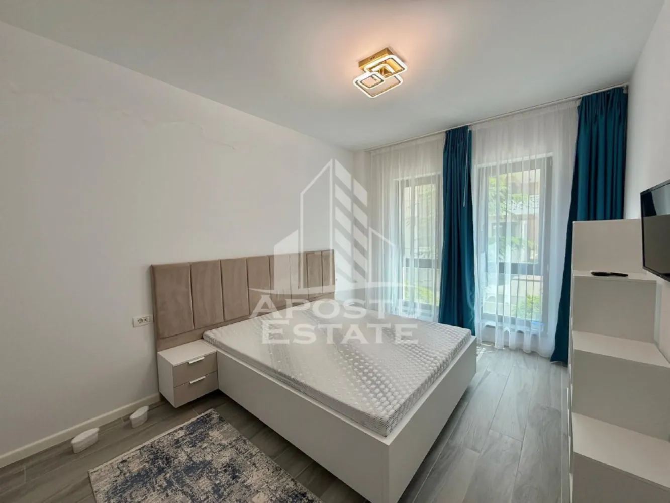 Apartament cu 2 camere de inchiriat, Future Residence, Giroc - Agentia imobiliara APOSTU ESTATE va propune spre inchiriere un apartament cu 2 camere spatios si luminos, situat in Giroc, Complexul Residential FUTURE RESIDENCE, potrivit pentru cupluri sau persoane singure care isi doresc o locuinta in care sa se simta confortabil
Suprafata utila: 52 mp

Compartimentare eficienta:
-Bucatarie deschisa complet mobilata si utilata, cu loc de luat masa
-Living luminos si spatios
-Dormitor complet mobilat si utilat
-Baie prevazuta cu cada si geam la baie pentru ventilatie naturala

Confort si facilitati:
-Loc de parcare subteran inclus in pret
-Acces la piscina complexului
-Masina de spalat rufe
-Aer conditionat
- Balcon
-Incalzirea apartamentului: centrala proprie (incalzire prin pardoseala)

Localizare:
-Timis, Giroc- Future Residence, in spatele supermarketului Lidl, proximitatea StayFit Gym, Penny, Mega Image
Ideal pentru:
-Persoane singure
-Cupluri

Disponibilitate: imediata
Pret chirie lunara: 550 EUR (usor negociabil)
Programeaza o vizionare pentru a-ti putea imagina viitorul aici!
ID intern: CP3128003