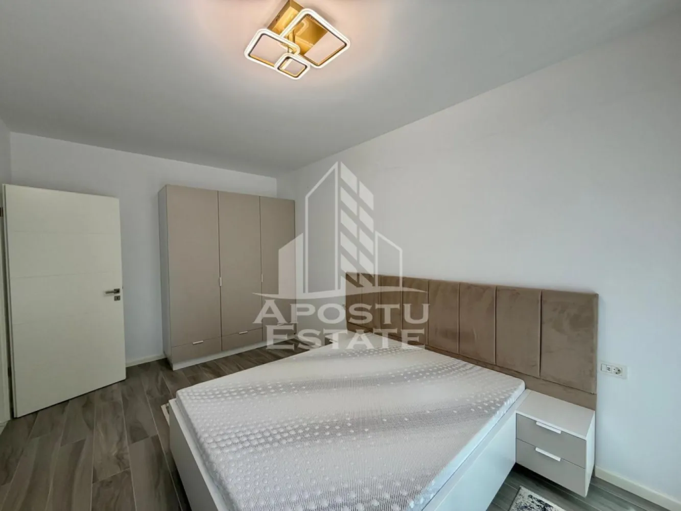 Apartament cu 2 camere de inchiriat, Future Residence, Giroc - Agentia imobiliara APOSTU ESTATE va propune spre inchiriere un apartament cu 2 camere spatios si luminos, situat in Giroc, Complexul Residential FUTURE RESIDENCE, potrivit pentru cupluri sau persoane singure care isi doresc o locuinta in care sa se simta confortabil
Suprafata utila: 52 mp

Compartimentare eficienta:
-Bucatarie deschisa complet mobilata si utilata, cu loc de luat masa
-Living luminos si spatios
-Dormitor complet mobilat si utilat
-Baie prevazuta cu cada si geam la baie pentru ventilatie naturala

Confort si facilitati:
-Loc de parcare subteran inclus in pret
-Acces la piscina complexului
-Masina de spalat rufe
-Aer conditionat
- Balcon
-Incalzirea apartamentului: centrala proprie (incalzire prin pardoseala)

Localizare:
-Timis, Giroc- Future Residence, in spatele supermarketului Lidl, proximitatea StayFit Gym, Penny, Mega Image
Ideal pentru:
-Persoane singure
-Cupluri

Disponibilitate: imediata
Pret chirie lunara: 550 EUR (usor negociabil)
Programeaza o vizionare pentru a-ti putea imagina viitorul aici!
ID intern: CP3128003