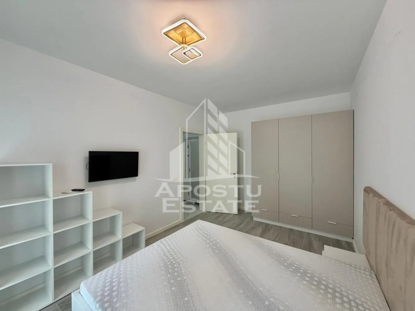 Apartament cu 2 camere de inchiriat, Future Residence, Giroc - Agentia imobiliara APOSTU ESTATE va propune spre inchiriere un apartament cu 2 camere spatios si luminos, situat in Giroc, Complexul Residential FUTURE RESIDENCE, potrivit pentru cupluri sau persoane singure care isi doresc o locuinta in care sa se simta confortabil
Suprafata utila: 52 mp

Compartimentare eficienta:
-Bucatarie deschisa complet mobilata si utilata, cu loc de luat masa
-Living luminos si spatios
-Dormitor complet mobilat si utilat
-Baie prevazuta cu cada si geam la baie pentru ventilatie naturala

Confort si facilitati:
-Loc de parcare subteran inclus in pret
-Acces la piscina complexului
-Masina de spalat rufe
-Aer conditionat
- Balcon
-Incalzirea apartamentului: centrala proprie (incalzire prin pardoseala)

Localizare:
-Timis, Giroc- Future Residence, in spatele supermarketului Lidl, proximitatea StayFit Gym, Penny, Mega Image
Ideal pentru:
-Persoane singure
-Cupluri

Disponibilitate: imediata
Pret chirie lunara: 550 EUR (usor negociabil)
Programeaza o vizionare pentru a-ti putea imagina viitorul aici!
ID intern: CP3128003