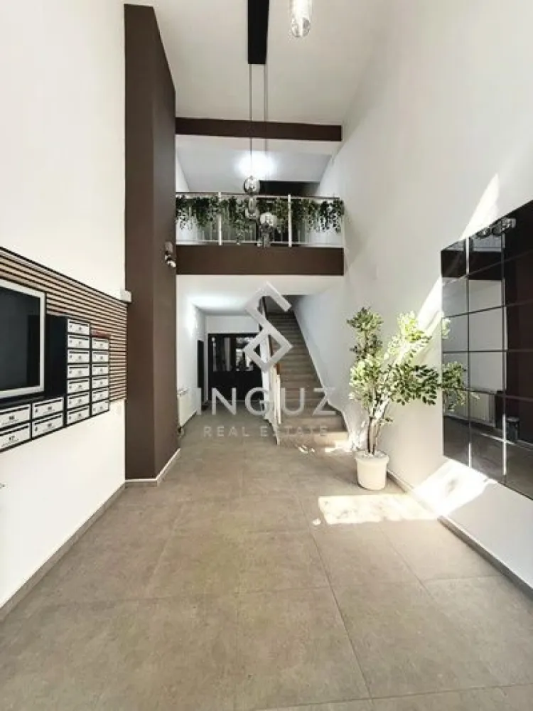 3 camere 92mp, Unirii 78 - Alba Iulia, recent renovat, prima inchiriere, centrala termica, vedere libera spre blvd - DE ÎNCHIRIAT – APARTAMENT 3 CAMERE PREMIUM | BULEVARDUL UNIRII – PIAȚA ALBA IULIA

Apartament spațios de 3 camere, situat pe Bulevardul Unirii, în zona Piața Alba Iulia, una dintre cele mai apreciate locații rezidențiale din București.

Locuința are o suprafață totală de 92 mp (inclusiv balcoanele), este amplasată la etajul 7 al unui bloc monolit construit în 1997 și beneficiază de vedere panoramică liberă către Bulevardul Unirii și Piața Alba Iulia.

Apartamentul a fost recent renovat și se află la prima închiriere după renovare.

Detalii:
• 3 camere
• 92 mp
• Compartimentare decomandată
• Hol generos
• 2 băi
• Bucătărie închisă
• Centrală termică proprie
• Complet mobilat și utilat
• Etaj 7
• Vedere liberă către bulevard

Blocul beneficiază de scară și lift renovate recent, precum și de pază pe timpul zilei.

Parcare:
• Posibilitate abonament pentru loc de parcare stradal pe breteaua adiacentă blocului.

Accesibilitate:
• Stație STB chiar în fața imobilului
• Aproximativ 20-25 minute de mers pe jos până la Piața Unirii sau Piața Muncii

Chirie: 1.100 Euro/lună

Comision agenție: 50% + TVA din prima lună de chirie.

للإيجار – شقة 3 غرف مميزة | بوليفارد أونيري – ساحة ألبا يوليا

شقة واسعة مكونة من 3 غرف تقع على بوليفارد أونيري في منطقة ألبا يوليا، إحدى أفضل المناطق السكنية في بوخارست.

تبلغ المساحة الإجمالية للشقة 92 مترًا مربعًا (شاملة الشرفات)، وتقع في الطابق السابع من مبنى متين تم بناؤه عام 1997، مع إطلالة مفتوحة ومميزة على بوليفارد أونيري وساحة ألبا يوليا.

تم تجديد الشقة بالكامل مؤخرًا وهي معروضة للإيجار لأول مرة بعد التجديد.

المواصفات:
• 3 غرف
• مساحة 92 مترًا مربعًا
• تقسيم داخلي منفصل (Decomandat)
• مدخل واسع
• حمّامان
• مطبخ مغلق
• تدفئة مركزية خاصة (سنترال)
• مفروشة ومجهزة بالكامل
• الطابق السابع
• إطلالة مفتوحة على البوليفارد

مميزات المبنى:
• مدخل المبنى والمصعد تم تجديدهما مؤخرًا
• حارس أمن خلال ساعات النهار

مواقف السيارات:
• إمكانية الحصول على اشتراك شهري لموقف سيارة في الشارع المجاور للمبنى.

الموقع والمواصلات:
• محطة حافلات STB مباشرة أمام المبنى
• حوالي 20-25 دقيقة سيرًا على الأقدام إلى ساحة أونيري أو ساحة مونتشي

الإيجار الشهري: 1,200 يورو

عمولة المكتب: 50% + ضريبة القيمة المضافة من قيمة إيجار أول شهر.

Inguz Real Estate
✉️ info@inguzrealestate.com