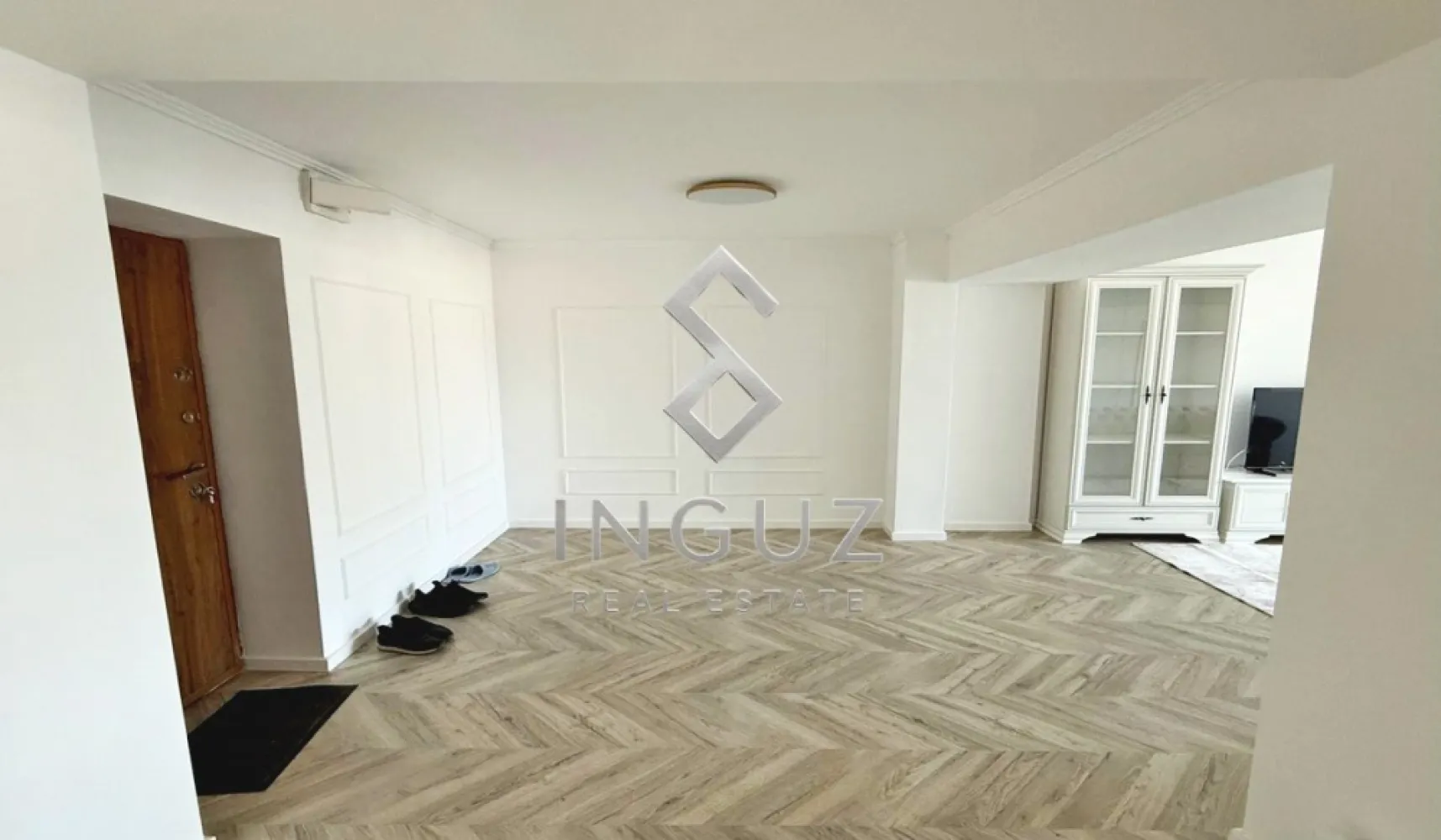3 camere 92mp, Unirii 78 - Alba Iulia, recent renovat, prima inchiriere, centrala termica, vedere libera spre blvd - DE ÎNCHIRIAT – APARTAMENT 3 CAMERE PREMIUM | BULEVARDUL UNIRII – PIAȚA ALBA IULIA

Apartament spațios de 3 camere, situat pe Bulevardul Unirii, în zona Piața Alba Iulia, una dintre cele mai apreciate locații rezidențiale din București.

Locuința are o suprafață totală de 92 mp (inclusiv balcoanele), este amplasată la etajul 7 al unui bloc monolit construit în 1997 și beneficiază de vedere panoramică liberă către Bulevardul Unirii și Piața Alba Iulia.

Apartamentul a fost recent renovat și se află la prima închiriere după renovare.

Detalii:
• 3 camere
• 92 mp
• Compartimentare decomandată
• Hol generos
• 2 băi
• Bucătărie închisă
• Centrală termică proprie
• Complet mobilat și utilat
• Etaj 7
• Vedere liberă către bulevard

Blocul beneficiază de scară și lift renovate recent, precum și de pază pe timpul zilei.

Parcare:
• Posibilitate abonament pentru loc de parcare stradal pe breteaua adiacentă blocului.

Accesibilitate:
• Stație STB chiar în fața imobilului
• Aproximativ 20-25 minute de mers pe jos până la Piața Unirii sau Piața Muncii

Chirie: 1.100 Euro/lună

Comision agenție: 50% + TVA din prima lună de chirie.

للإيجار – شقة 3 غرف مميزة | بوليفارد أونيري – ساحة ألبا يوليا

شقة واسعة مكونة من 3 غرف تقع على بوليفارد أونيري في منطقة ألبا يوليا، إحدى أفضل المناطق السكنية في بوخارست.

تبلغ المساحة الإجمالية للشقة 92 مترًا مربعًا (شاملة الشرفات)، وتقع في الطابق السابع من مبنى متين تم بناؤه عام 1997، مع إطلالة مفتوحة ومميزة على بوليفارد أونيري وساحة ألبا يوليا.

تم تجديد الشقة بالكامل مؤخرًا وهي معروضة للإيجار لأول مرة بعد التجديد.

المواصفات:
• 3 غرف
• مساحة 92 مترًا مربعًا
• تقسيم داخلي منفصل (Decomandat)
• مدخل واسع
• حمّامان
• مطبخ مغلق
• تدفئة مركزية خاصة (سنترال)
• مفروشة ومجهزة بالكامل
• الطابق السابع
• إطلالة مفتوحة على البوليفارد

مميزات المبنى:
• مدخل المبنى والمصعد تم تجديدهما مؤخرًا
• حارس أمن خلال ساعات النهار

مواقف السيارات:
• إمكانية الحصول على اشتراك شهري لموقف سيارة في الشارع المجاور للمبنى.

الموقع والمواصلات:
• محطة حافلات STB مباشرة أمام المبنى
• حوالي 20-25 دقيقة سيرًا على الأقدام إلى ساحة أونيري أو ساحة مونتشي

الإيجار الشهري: 1,200 يورو

عمولة المكتب: 50% + ضريبة القيمة المضافة من قيمة إيجار أول شهر.

Inguz Real Estate
✉️ info@inguzrealestate.com