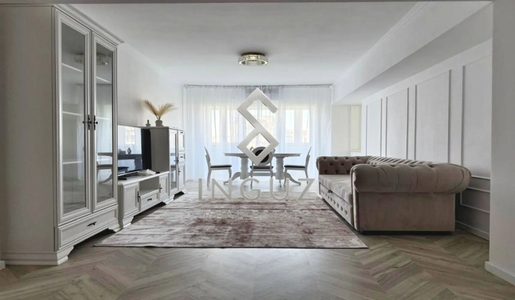 3 camere 92mp, Unirii 78 - Alba Iulia, recent renovat, prima inchiriere, centrala termica, vedere libera spre blvd - DE ÎNCHIRIAT – APARTAMENT 3 CAMERE PREMIUM | BULEVARDUL UNIRII – PIAȚA ALBA IULIA

Apartament spațios de 3 camere, situat pe Bulevardul Unirii, în zona Piața Alba Iulia, una dintre cele mai apreciate locații rezidențiale din București.

Locuința are o suprafață totală de 92 mp (inclusiv balcoanele), este amplasată la etajul 7 al unui bloc monolit construit în 1997 și beneficiază de vedere panoramică liberă către Bulevardul Unirii și Piața Alba Iulia.

Apartamentul a fost recent renovat și se află la prima închiriere după renovare.

Detalii:
• 3 camere
• 92 mp
• Compartimentare decomandată
• Hol generos
• 2 băi
• Bucătărie închisă
• Centrală termică proprie
• Complet mobilat și utilat
• Etaj 7
• Vedere liberă către bulevard

Blocul beneficiază de scară și lift renovate recent, precum și de pază pe timpul zilei.

Parcare:
• Posibilitate abonament pentru loc de parcare stradal pe breteaua adiacentă blocului.

Accesibilitate:
• Stație STB chiar în fața imobilului
• Aproximativ 20-25 minute de mers pe jos până la Piața Unirii sau Piața Muncii

Chirie: 1.100 Euro/lună

Comision agenție: 50% + TVA din prima lună de chirie.

للإيجار – شقة 3 غرف مميزة | بوليفارد أونيري – ساحة ألبا يوليا

شقة واسعة مكونة من 3 غرف تقع على بوليفارد أونيري في منطقة ألبا يوليا، إحدى أفضل المناطق السكنية في بوخارست.

تبلغ المساحة الإجمالية للشقة 92 مترًا مربعًا (شاملة الشرفات)، وتقع في الطابق السابع من مبنى متين تم بناؤه عام 1997، مع إطلالة مفتوحة ومميزة على بوليفارد أونيري وساحة ألبا يوليا.

تم تجديد الشقة بالكامل مؤخرًا وهي معروضة للإيجار لأول مرة بعد التجديد.

المواصفات:
• 3 غرف
• مساحة 92 مترًا مربعًا
• تقسيم داخلي منفصل (Decomandat)
• مدخل واسع
• حمّامان
• مطبخ مغلق
• تدفئة مركزية خاصة (سنترال)
• مفروشة ومجهزة بالكامل
• الطابق السابع
• إطلالة مفتوحة على البوليفارد

مميزات المبنى:
• مدخل المبنى والمصعد تم تجديدهما مؤخرًا
• حارس أمن خلال ساعات النهار

مواقف السيارات:
• إمكانية الحصول على اشتراك شهري لموقف سيارة في الشارع المجاور للمبنى.

الموقع والمواصلات:
• محطة حافلات STB مباشرة أمام المبنى
• حوالي 20-25 دقيقة سيرًا على الأقدام إلى ساحة أونيري أو ساحة مونتشي

الإيجار الشهري: 1,200 يورو

عمولة المكتب: 50% + ضريبة القيمة المضافة من قيمة إيجار أول شهر.

Inguz Real Estate
✉️ info@inguzrealestate.com