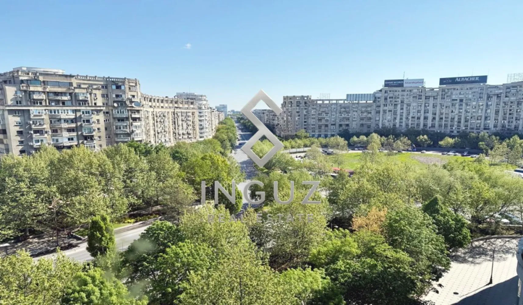 3 camere 92mp, Unirii 78 - Alba Iulia, recent renovat, prima inchiriere, centrala termica, vedere libera spre blvd - DE ÎNCHIRIAT – APARTAMENT 3 CAMERE PREMIUM | BULEVARDUL UNIRII – PIAȚA ALBA IULIA

Apartament spațios de 3 camere, situat pe Bulevardul Unirii, în zona Piața Alba Iulia, una dintre cele mai apreciate locații rezidențiale din București.

Locuința are o suprafață totală de 92 mp (inclusiv balcoanele), este amplasată la etajul 7 al unui bloc monolit construit în 1997 și beneficiază de vedere panoramică liberă către Bulevardul Unirii și Piața Alba Iulia.

Apartamentul a fost recent renovat și se află la prima închiriere după renovare.

Detalii:
• 3 camere
• 92 mp
• Compartimentare decomandată
• Hol generos
• 2 băi
• Bucătărie închisă
• Centrală termică proprie
• Complet mobilat și utilat
• Etaj 7
• Vedere liberă către bulevard

Blocul beneficiază de scară și lift renovate recent, precum și de pază pe timpul zilei.

Parcare:
• Posibilitate abonament pentru loc de parcare stradal pe breteaua adiacentă blocului.

Accesibilitate:
• Stație STB chiar în fața imobilului
• Aproximativ 20-25 minute de mers pe jos până la Piața Unirii sau Piața Muncii

Chirie: 1.100 Euro/lună

Comision agenție: 50% + TVA din prima lună de chirie.

للإيجار – شقة 3 غرف مميزة | بوليفارد أونيري – ساحة ألبا يوليا

شقة واسعة مكونة من 3 غرف تقع على بوليفارد أونيري في منطقة ألبا يوليا، إحدى أفضل المناطق السكنية في بوخارست.

تبلغ المساحة الإجمالية للشقة 92 مترًا مربعًا (شاملة الشرفات)، وتقع في الطابق السابع من مبنى متين تم بناؤه عام 1997، مع إطلالة مفتوحة ومميزة على بوليفارد أونيري وساحة ألبا يوليا.

تم تجديد الشقة بالكامل مؤخرًا وهي معروضة للإيجار لأول مرة بعد التجديد.

المواصفات:
• 3 غرف
• مساحة 92 مترًا مربعًا
• تقسيم داخلي منفصل (Decomandat)
• مدخل واسع
• حمّامان
• مطبخ مغلق
• تدفئة مركزية خاصة (سنترال)
• مفروشة ومجهزة بالكامل
• الطابق السابع
• إطلالة مفتوحة على البوليفارد

مميزات المبنى:
• مدخل المبنى والمصعد تم تجديدهما مؤخرًا
• حارس أمن خلال ساعات النهار

مواقف السيارات:
• إمكانية الحصول على اشتراك شهري لموقف سيارة في الشارع المجاور للمبنى.

الموقع والمواصلات:
• محطة حافلات STB مباشرة أمام المبنى
• حوالي 20-25 دقيقة سيرًا على الأقدام إلى ساحة أونيري أو ساحة مونتشي

الإيجار الشهري: 1,200 يورو

عمولة المكتب: 50% + ضريبة القيمة المضافة من قيمة إيجار أول شهر.

Inguz Real Estate
✉️ info@inguzrealestate.com