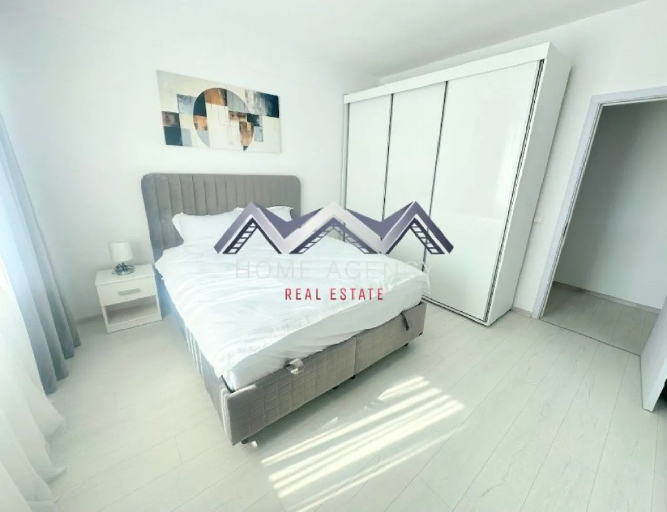 Apartament 2 camere | include parcare - Dacă îți dorești un apartament modern, luminos și spațios, acesta este locul perfect pentru tine!

Acest apartament cu 2 camere, situat într-o zonă accesibilă și bine conectată către toate zonele de interes din Otopeni și din jur, este pregătit să devină noul tău "acasă". Aflat la etajul 2 din 3, cu o suprafață utilă de 46 mp și un balcon generos de 4.8 mp, îmbină armonios confortul, funcționalitatea și eleganța.

Living-ul deschis, integrat cu bucătăria și zona de dining, oferă un spațiu primitor, ideal atât pentru momente de relaxare, cât și pentru seri petrecute alături de cei dragi. Ferestrele ample permit luminii naturale să inunde întreaga încăpere, iar orientarea spre Sud garantează lumină pe tot parcursul zilei. Balconul devine astfel un refugiu perfect pentru dimineți liniștite sau seri petrecute în aer liber.

Apartamentul se prezintă impecabil, amenajat cu atenție la detalii și dotat cu toate facilitățile necesare unui stil de viață confortabil. În plus, dispune de un loc de parcare dedicat, astfel încât vei scăpa de grija găsirii unui loc liber, iar accesul către punctele cheie ale orașului rămâne rapid și ușor.

📞 Programează o vizionare și descoperă chiar tu avantajele acestui apartament!