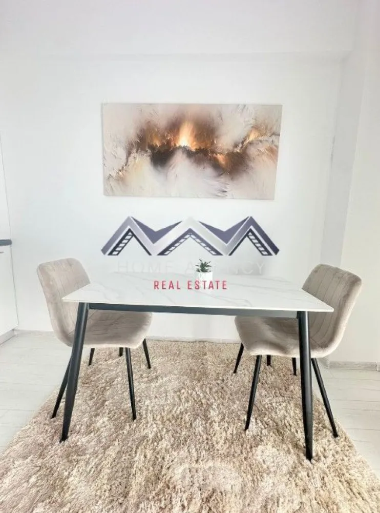 Apartament 2 camere | include parcare - Dacă îți dorești un apartament modern, luminos și spațios, acesta este locul perfect pentru tine!

Acest apartament cu 2 camere, situat într-o zonă accesibilă și bine conectată către toate zonele de interes din Otopeni și din jur, este pregătit să devină noul tău "acasă". Aflat la etajul 2 din 3, cu o suprafață utilă de 46 mp și un balcon generos de 4.8 mp, îmbină armonios confortul, funcționalitatea și eleganța.

Living-ul deschis, integrat cu bucătăria și zona de dining, oferă un spațiu primitor, ideal atât pentru momente de relaxare, cât și pentru seri petrecute alături de cei dragi. Ferestrele ample permit luminii naturale să inunde întreaga încăpere, iar orientarea spre Sud garantează lumină pe tot parcursul zilei. Balconul devine astfel un refugiu perfect pentru dimineți liniștite sau seri petrecute în aer liber.

Apartamentul se prezintă impecabil, amenajat cu atenție la detalii și dotat cu toate facilitățile necesare unui stil de viață confortabil. În plus, dispune de un loc de parcare dedicat, astfel încât vei scăpa de grija găsirii unui loc liber, iar accesul către punctele cheie ale orașului rămâne rapid și ușor.

📞 Programează o vizionare și descoperă chiar tu avantajele acestui apartament!