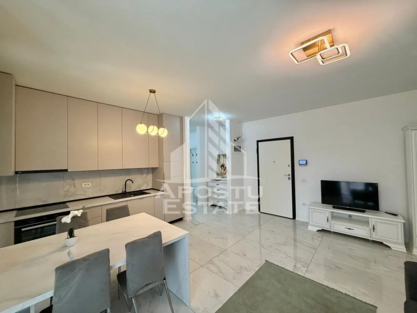 Apartament cu 2 camere de inchiriat, Future Residence, Giroc - Agentia imobiliara APOSTU ESTATE va propune spre inchiriere un apartament cu 2 camere spatios si luminos, situat in Giroc, Complexul Residential FUTURE RESIDENCE, potrivit pentru cupluri sau persoane singure care isi doresc o locuinta in care sa se simta confortabil
Suprafata utila: 52 mp

Compartimentare eficienta:
-Bucatarie deschisa complet mobilata si utilata, cu loc de luat masa
-Living luminos si spatios
-Dormitor complet mobilat si utilat
-Baie prevazuta cu cada si geam la baie pentru ventilatie naturala

Confort si facilitati:
-Loc de parcare subteran inclus in pret
-Acces la piscina complexului
-Masina de spalat rufe
-Aer conditionat
- Balcon
-Incalzirea apartamentului: centrala proprie (incalzire prin pardoseala)

Localizare:
-Timis, Giroc- Future Residence, in spatele supermarketului Lidl, proximitatea StayFit Gym, Penny, Mega Image
Ideal pentru:
-Persoane singure
-Cupluri

Disponibilitate: imediata
Pret chirie lunara: 550 EUR (usor negociabil)
Programeaza o vizionare pentru a-ti putea imagina viitorul aici!