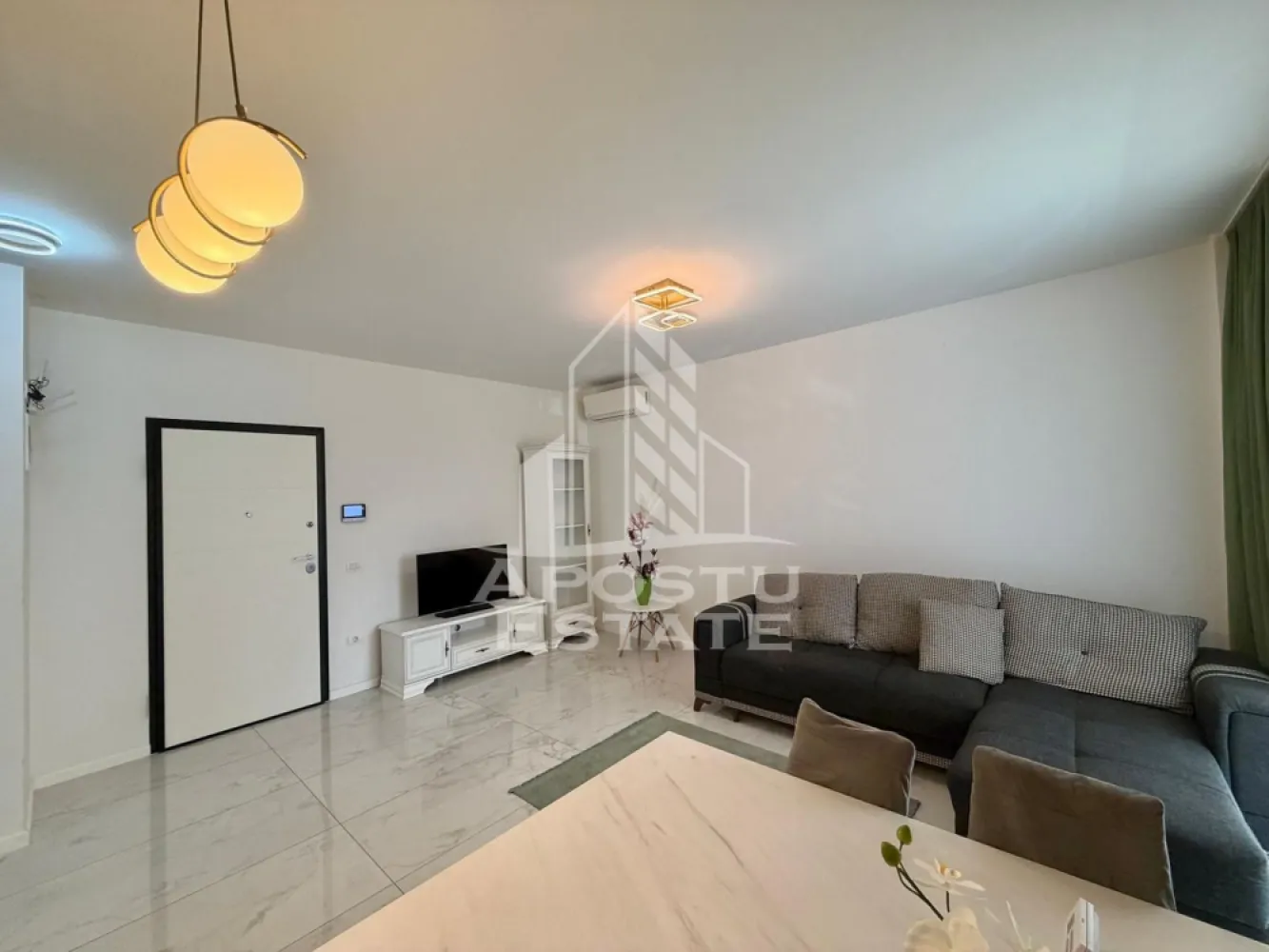 Apartament cu 2 camere de inchiriat, Future Residence, Giroc - Agentia imobiliara APOSTU ESTATE va propune spre inchiriere un apartament cu 2 camere spatios si luminos, situat in Giroc, Complexul Residential FUTURE RESIDENCE, potrivit pentru cupluri sau persoane singure care isi doresc o locuinta in care sa se simta confortabil
Suprafata utila: 52 mp

Compartimentare eficienta:
-Bucatarie deschisa complet mobilata si utilata, cu loc de luat masa
-Living luminos si spatios
-Dormitor complet mobilat si utilat
-Baie prevazuta cu cada si geam la baie pentru ventilatie naturala

Confort si facilitati:
-Loc de parcare subteran inclus in pret
-Acces la piscina complexului
-Masina de spalat rufe
-Aer conditionat
- Balcon
-Incalzirea apartamentului: centrala proprie (incalzire prin pardoseala)

Localizare:
-Timis, Giroc- Future Residence, in spatele supermarketului Lidl, proximitatea StayFit Gym, Penny, Mega Image
Ideal pentru:
-Persoane singure
-Cupluri

Disponibilitate: imediata
Pret chirie lunara: 550 EUR (usor negociabil)
Programeaza o vizionare pentru a-ti putea imagina viitorul aici!