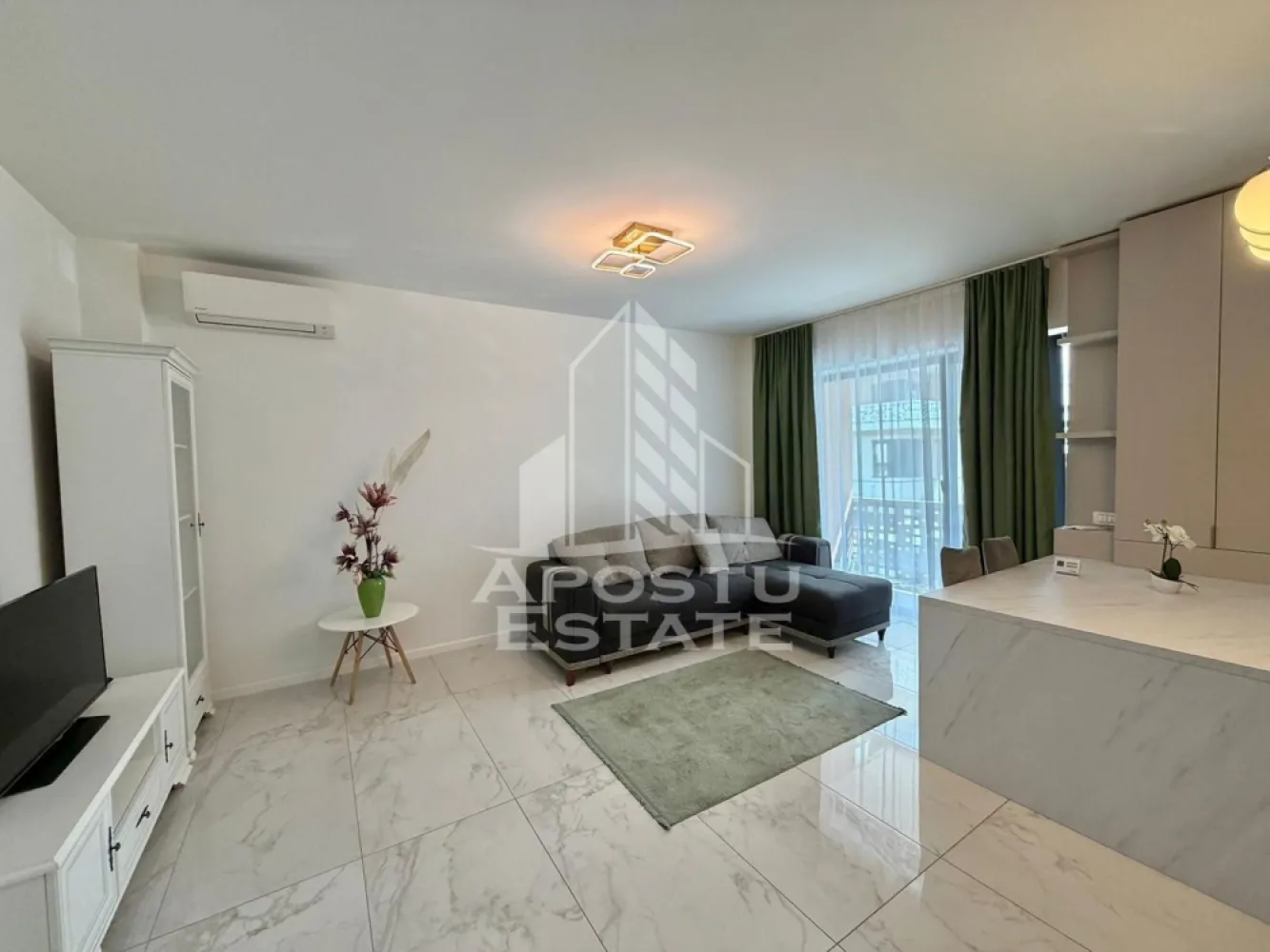 Apartament cu 2 camere de inchiriat, Future Residence, Giroc - Agentia imobiliara APOSTU ESTATE va propune spre inchiriere un apartament cu 2 camere spatios si luminos, situat in Giroc, Complexul Residential FUTURE RESIDENCE, potrivit pentru cupluri sau persoane singure care isi doresc o locuinta in care sa se simta confortabil
Suprafata utila: 52 mp

Compartimentare eficienta:
-Bucatarie deschisa complet mobilata si utilata, cu loc de luat masa
-Living luminos si spatios
-Dormitor complet mobilat si utilat
-Baie prevazuta cu cada si geam la baie pentru ventilatie naturala

Confort si facilitati:
-Loc de parcare subteran inclus in pret
-Acces la piscina complexului
-Masina de spalat rufe
-Aer conditionat
- Balcon
-Incalzirea apartamentului: centrala proprie (incalzire prin pardoseala)

Localizare:
-Timis, Giroc- Future Residence, in spatele supermarketului Lidl, proximitatea StayFit Gym, Penny, Mega Image
Ideal pentru:
-Persoane singure
-Cupluri

Disponibilitate: imediata
Pret chirie lunara: 550 EUR (usor negociabil)
Programeaza o vizionare pentru a-ti putea imagina viitorul aici!