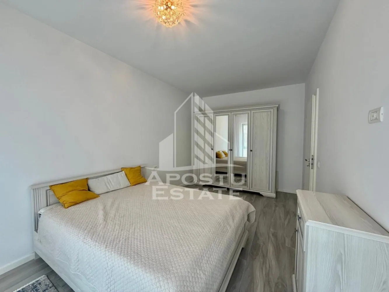 Apartament cu 2 camere de inchiriat, Future Residence, Giroc - Agentia imobiliara APOSTU ESTATE va propune spre inchiriere un apartament cu 2 camere spatios si luminos, situat in Giroc, Complexul Residential FUTURE RESIDENCE, potrivit pentru cupluri sau persoane singure care isi doresc o locuinta in care sa se simta confortabil
Suprafata utila: 52 mp

Compartimentare eficienta:
-Bucatarie deschisa complet mobilata si utilata, cu loc de luat masa
-Living luminos si spatios
-Dormitor complet mobilat si utilat
-Baie prevazuta cu cada si geam la baie pentru ventilatie naturala

Confort si facilitati:
-Loc de parcare subteran inclus in pret
-Acces la piscina complexului
-Masina de spalat rufe
-Aer conditionat
- Balcon
-Incalzirea apartamentului: centrala proprie (incalzire prin pardoseala)

Localizare:
-Timis, Giroc- Future Residence, in spatele supermarketului Lidl, proximitatea StayFit Gym, Penny, Mega Image
Ideal pentru:
-Persoane singure
-Cupluri

Disponibilitate: imediata
Pret chirie lunara: 550 EUR (usor negociabil)
Programeaza o vizionare pentru a-ti putea imagina viitorul aici!