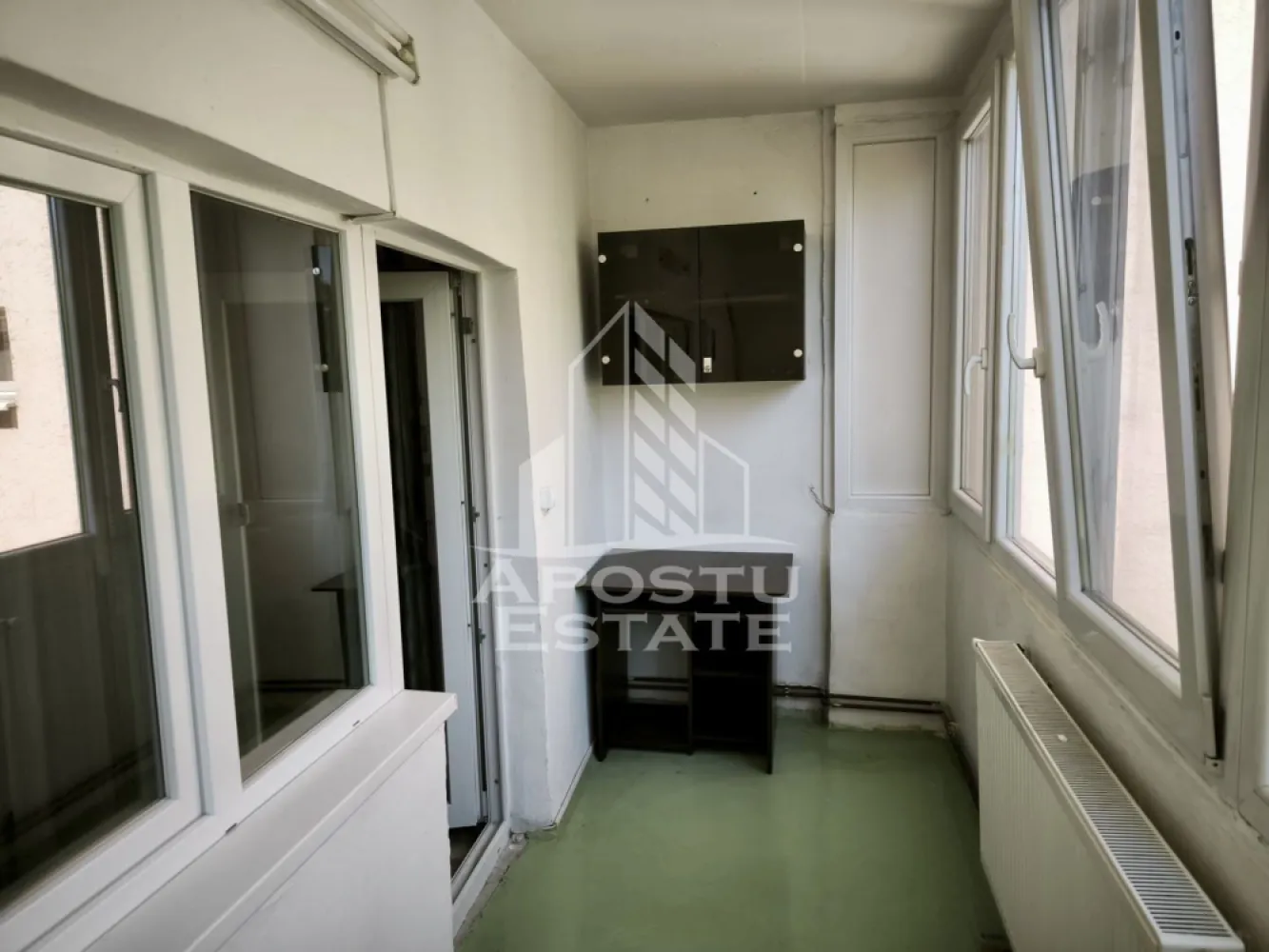 Apartament cu 1 camera, de inchiriat, zona Dambovita - Agentia imobiliara APOSTU ESTATE va propune spre inchiriere un apartament cu 1 camera, spatios si luminos, situat in zona Dambovita, o zona linistita si bine pozitionata din Timisoara, potrivit pentru cupluri,familii, sau studenti care isi doresc o locuinta unde sa se simta confortabil si cu acces facil catre scoli, statii de autobuz, supermarketuri , magazine de zona, parcuri.

Suprafata utila: 33 mp
Compartimentare eficienta:
-Hol de acces generos
-Bucatarie complet mobilata si utilata, cu loc de luat masa
-Living luminos si spatios
-Baie prevazuta cu cada

Confort si facilitati:
-Incalzirea apartamentului: centrala proprie
-Incalzirea prin calorifere
-Apartamentul este complet mobilat si utilat
-Nu se accepta animale de companie de catre proprietar

Localizare:
-Timis,Timisoara, zona Dambovita – acces facil spre magazine, supermarketul Lidl, scoli, parcuri si mijloace de transport in comun.

Ideal pentru:
-Familii
-Cupluri
-Studenti

Disponibilitate: imediata
Pret chirie lunara: 1200 Lei
Programeaza o vizionare pentru a-ti putea imagina viitorul aici!
ID intern: CP3129409