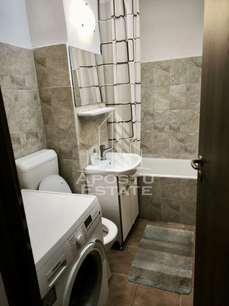Apartament cu 1 camera, de inchiriat, zona Dambovita - Agentia imobiliara APOSTU ESTATE va propune spre inchiriere un apartament cu 1 camera, spatios si luminos, situat in zona Dambovita, o zona linistita si bine pozitionata din Timisoara, potrivit pentru cupluri,familii, sau studenti care isi doresc o locuinta unde sa se simta confortabil si cu acces facil catre scoli, statii de autobuz, supermarketuri , magazine de zona, parcuri.

Suprafata utila: 33 mp
Compartimentare eficienta:
-Hol de acces generos
-Bucatarie complet mobilata si utilata, cu loc de luat masa
-Living luminos si spatios
-Baie prevazuta cu cada

Confort si facilitati:
-Incalzirea apartamentului: centrala proprie
-Incalzirea prin calorifere
-Apartamentul este complet mobilat si utilat
-Nu se accepta animale de companie de catre proprietar

Localizare:
-Timis,Timisoara, zona Dambovita – acces facil spre magazine, supermarketul Lidl, scoli, parcuri si mijloace de transport in comun.

Ideal pentru:
-Familii
-Cupluri
-Studenti

Disponibilitate: imediata
Pret chirie lunara: 1200 Lei
Programeaza o vizionare pentru a-ti putea imagina viitorul aici!
ID intern: CP3129409
