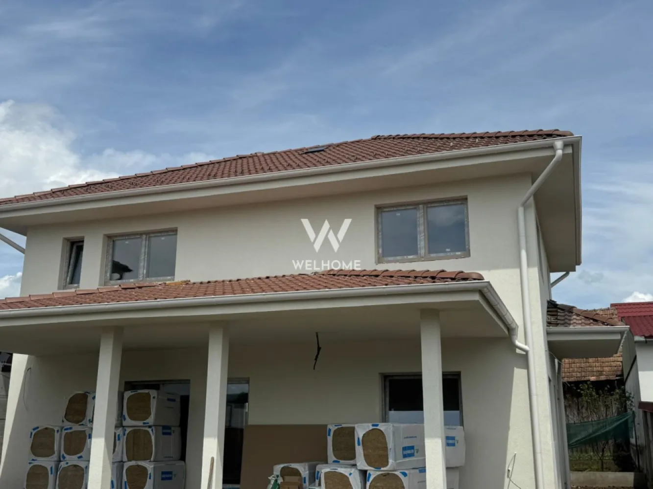 Casa individuala, teren 320 mp, Sibiu, Selimbar - Casa noua cu 4 camere, 2 bai - Selimbar, Sibiu - spatiu si confort pentru familie

Casa individuala situata in zona Primariei Selimbar.

Suprafata utila: 120 mp,
Teren: 320 mp 

Parter : hol acces, baie, spatiu tehnic si depozitare, bucatarie open space cu living si acces pe o terasa generoasa acoperita. La cerere se poate separa bucataria. 
Etaj: 3 dormitoare, hol si baie
Pod - spatiu depozitare sau poate fi adaptat - prevazut cu 2 geamuri tip iluminator si instalatie electrica.
Placa de beton izolata cu polistiren extrudat pentru o izolare termica si fonica intre etaje.

Casa se preda la interior la stadiu de ALB: pereti finisati cu lavabila, centrala termica, incalzire in pardoseala, termostate in fiecare incapere, instalatii sanitare si electrice pe pozitie, geamuri termopan 5 camere, 3 foi de sticla
Exterior casa la CHEIE: izolatie polistiren 10cm, decorativa, pervaze geamuri, alimentare pentru camere de supraveghere si alarma, poarta acces pietonal si auto, curte pavata cale acces pietonal si parcare auto.

Pret : 250.000 euro
Cash sau credit bancar
Detalii si vizionare: 0752.088.381 Roxana