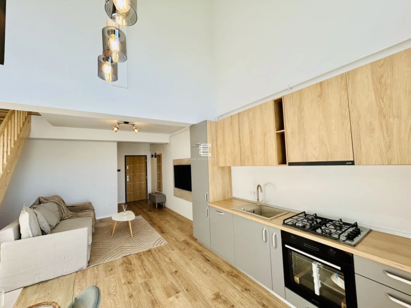 Penthouse de vânzare în Sibiu – Zona Rezidențială Vest, mobilat și utilat - Penthouse de vânzare în Sibiu – Zona Rezidențială Vest, mobilat și utilat

Penthouse modern, situat la etajul 2/2 al unei vile cu doar 12 apartamente, într-o zonă rezidențială liniștită la intrarea în localitatea Cristian, Sibiu. Acest penthouse este perfect pentru cei care caută confortul unui spațiu mobilat și utilat complet, gata de mutare.
Caracteristici principale:
Suprafață utilă: 55,54 mp
Balcon: 7,63 mp, ideal pentru momente de relaxare, cu priveliște frumoasă.
Structurat pe 2 niveluri:
Primul nivel (37,54 mp): Hol de acces, living open space cu bucătărie, baie, balcon.
Al doilea nivel (18,46 mp): Hol de acces, dormitor, baie.
Avantaje cheie:
Living spațios și luminos, cu o înălțime impresionantă de 5.6 m, oferind senzația de deschidere și confort.
Încălzire în pardoseală pe ambele niveluri, asigurând un mediu termic constant și eficient.
Mobilat și utilat complet: Tot ce mai trebuie să aduci sunt hainele, locuința fiind pregătită pentru a te muta imediat.
Loc de parcare inclus, oferindu-ți acces facil și sigur.
Priveliste deosebită datorită orientării sudice și amplasării la ultimul etaj.
Numeroase spatii de depozitare, integrate inteligent pentru a-ți oferi mai multă funcționalitate.
Balcon orientat spre sud, perfect pentru a te bucura de soare pe tot parcursul zilei.
Dotări incluse:
Frigider, mașină de spălat vase, cuptor și plită electrică incorporabile.
Mașină de spălat rufe și televizor.
Jaluzele electrice pentru confort suplimentar.
Încălzire în pardoseală pentru un plus de eficiență energetică și confort.
Termen de predare: disponibilitate imediata.

Pret: 102.000 euro
Tel: 0772 298 572