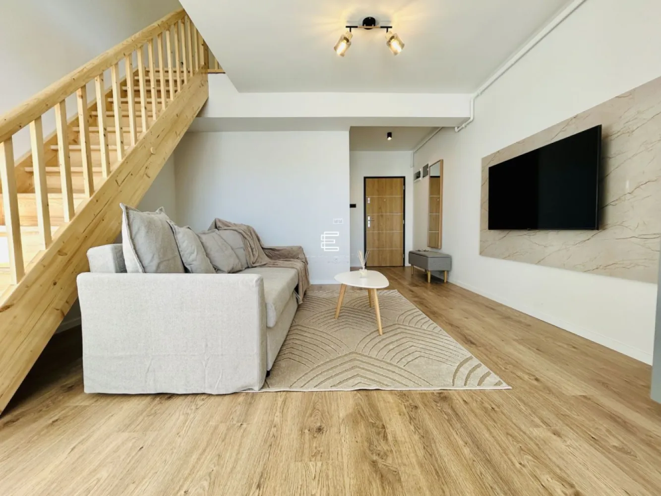 Penthouse de vânzare în Sibiu – Zona Rezidențială Vest, mobilat și utilat - Penthouse de vânzare în Sibiu – Zona Rezidențială Vest, mobilat și utilat

Penthouse modern, situat la etajul 2/2 al unei vile cu doar 12 apartamente, într-o zonă rezidențială liniștită la intrarea în localitatea Cristian, Sibiu. Acest penthouse este perfect pentru cei care caută confortul unui spațiu mobilat și utilat complet, gata de mutare.
Caracteristici principale:
Suprafață utilă: 55,54 mp
Balcon: 7,63 mp, ideal pentru momente de relaxare, cu priveliște frumoasă.
Structurat pe 2 niveluri:
Primul nivel (37,54 mp): Hol de acces, living open space cu bucătărie, baie, balcon.
Al doilea nivel (18,46 mp): Hol de acces, dormitor, baie.
Avantaje cheie:
Living spațios și luminos, cu o înălțime impresionantă de 5.6 m, oferind senzația de deschidere și confort.
Încălzire în pardoseală pe ambele niveluri, asigurând un mediu termic constant și eficient.
Mobilat și utilat complet: Tot ce mai trebuie să aduci sunt hainele, locuința fiind pregătită pentru a te muta imediat.
Loc de parcare inclus, oferindu-ți acces facil și sigur.
Priveliste deosebită datorită orientării sudice și amplasării la ultimul etaj.
Numeroase spatii de depozitare, integrate inteligent pentru a-ți oferi mai multă funcționalitate.
Balcon orientat spre sud, perfect pentru a te bucura de soare pe tot parcursul zilei.
Dotări incluse:
Frigider, mașină de spălat vase, cuptor și plită electrică incorporabile.
Mașină de spălat rufe și televizor.
Jaluzele electrice pentru confort suplimentar.
Încălzire în pardoseală pentru un plus de eficiență energetică și confort.
Termen de predare: disponibilitate imediata.

Pret: 102.000 euro
Tel: 0772 298 572