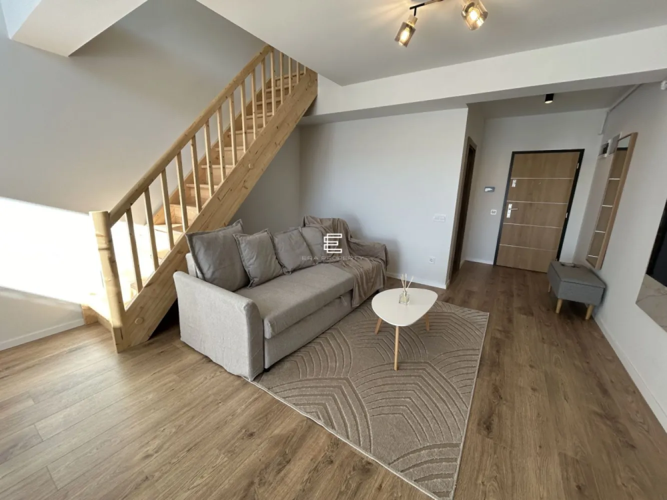 Penthouse de vânzare în Sibiu – Zona Rezidențială Vest, mobilat și utilat - Penthouse de vânzare în Sibiu – Zona Rezidențială Vest, mobilat și utilat

Penthouse modern, situat la etajul 2/2 al unei vile cu doar 12 apartamente, într-o zonă rezidențială liniștită la intrarea în localitatea Cristian, Sibiu. Acest penthouse este perfect pentru cei care caută confortul unui spațiu mobilat și utilat complet, gata de mutare.
Caracteristici principale:
Suprafață utilă: 55,54 mp
Balcon: 7,63 mp, ideal pentru momente de relaxare, cu priveliște frumoasă.
Structurat pe 2 niveluri:
Primul nivel (37,54 mp): Hol de acces, living open space cu bucătărie, baie, balcon.
Al doilea nivel (18,46 mp): Hol de acces, dormitor, baie.
Avantaje cheie:
Living spațios și luminos, cu o înălțime impresionantă de 5.6 m, oferind senzația de deschidere și confort.
Încălzire în pardoseală pe ambele niveluri, asigurând un mediu termic constant și eficient.
Mobilat și utilat complet: Tot ce mai trebuie să aduci sunt hainele, locuința fiind pregătită pentru a te muta imediat.
Loc de parcare inclus, oferindu-ți acces facil și sigur.
Priveliste deosebită datorită orientării sudice și amplasării la ultimul etaj.
Numeroase spatii de depozitare, integrate inteligent pentru a-ți oferi mai multă funcționalitate.
Balcon orientat spre sud, perfect pentru a te bucura de soare pe tot parcursul zilei.
Dotări incluse:
Frigider, mașină de spălat vase, cuptor și plită electrică incorporabile.
Mașină de spălat rufe și televizor.
Jaluzele electrice pentru confort suplimentar.
Încălzire în pardoseală pentru un plus de eficiență energetică și confort.
Termen de predare: disponibilitate imediata.

Pret: 102.000 euro
Tel: 0772 298 572