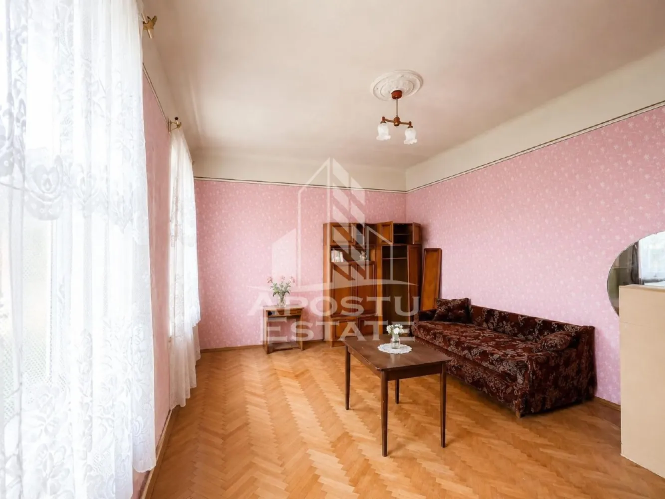 Apartament 2 camere la curte comuna, zona Odobescu Timisoara - Apostu Estate va propune spre vanzare un apartament cu 2 camere, situat la curte comuna, intr-o zona accesibila si bine conectata la mijloace de transport in comun.

Imobilul are o suprafata utila de 67 mp si este compartimentat practic, fiind compus din 2 camere, bucatarie, baie, WC, veranda si spatii de depozitare la subsol: boxa 1, boxa 2 si boxa 3.

Apartamentul este amplasat la parterul unei case/vile construite in anul 1980. Locuinta necesita renovare, ceea ce ofera viitorului proprietar posibilitatea de a o amenaja dupa propriile preferinte.

Proprietatea beneficiaza de 26,58% p.c.i. si de 186/786 mp teren în folosinta, individualizat în fapt. Curtea este comuna, insa are un regim restrans de folosire, fiind utilizata de doar 4 locatari.

Confortul este asigurat de utilitatile disponibile: apa, canalizare, curent, gaz, internet, CATV si telefon. Zona dispune de strazi asfaltate, iluminat stradal si acces facil catre transportul public.

Apartamentul este disponibil imediat si reprezinta o oportunitate potrivita atat pentru locuire, cat și pentru sediu firma sau investitie, avand potential ridicat in cazul unei renovari

Va asteptam cu drag la o vizionare!