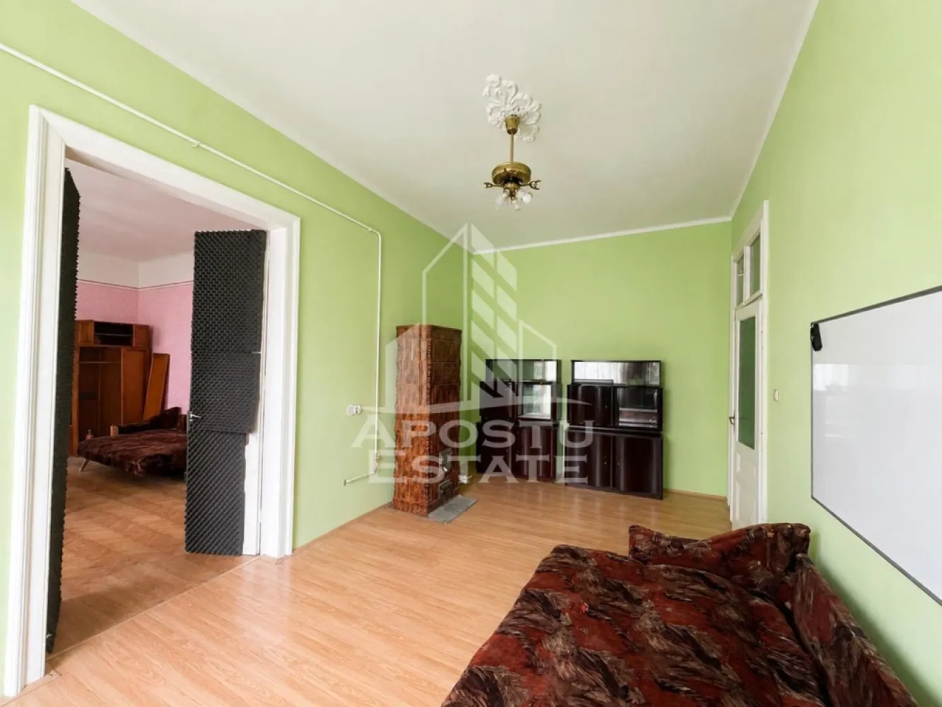 Apartament 2 camere la curte comuna, zona Odobescu Timisoara - Apostu Estate va propune spre vanzare un apartament cu 2 camere, situat la curte comuna, intr-o zona accesibila si bine conectata la mijloace de transport in comun.

Imobilul are o suprafata utila de 67 mp si este compartimentat practic, fiind compus din 2 camere, bucatarie, baie, WC, veranda si spatii de depozitare la subsol: boxa 1, boxa 2 si boxa 3.

Apartamentul este amplasat la parterul unei case/vile construite in anul 1980. Locuinta necesita renovare, ceea ce ofera viitorului proprietar posibilitatea de a o amenaja dupa propriile preferinte.

Proprietatea beneficiaza de 26,58% p.c.i. si de 186/786 mp teren în folosinta, individualizat în fapt. Curtea este comuna, insa are un regim restrans de folosire, fiind utilizata de doar 4 locatari.

Confortul este asigurat de utilitatile disponibile: apa, canalizare, curent, gaz, internet, CATV si telefon. Zona dispune de strazi asfaltate, iluminat stradal si acces facil catre transportul public.

Apartamentul este disponibil imediat si reprezinta o oportunitate potrivita atat pentru locuire, cat și pentru sediu firma sau investitie, avand potential ridicat in cazul unei renovari

Va asteptam cu drag la o vizionare!