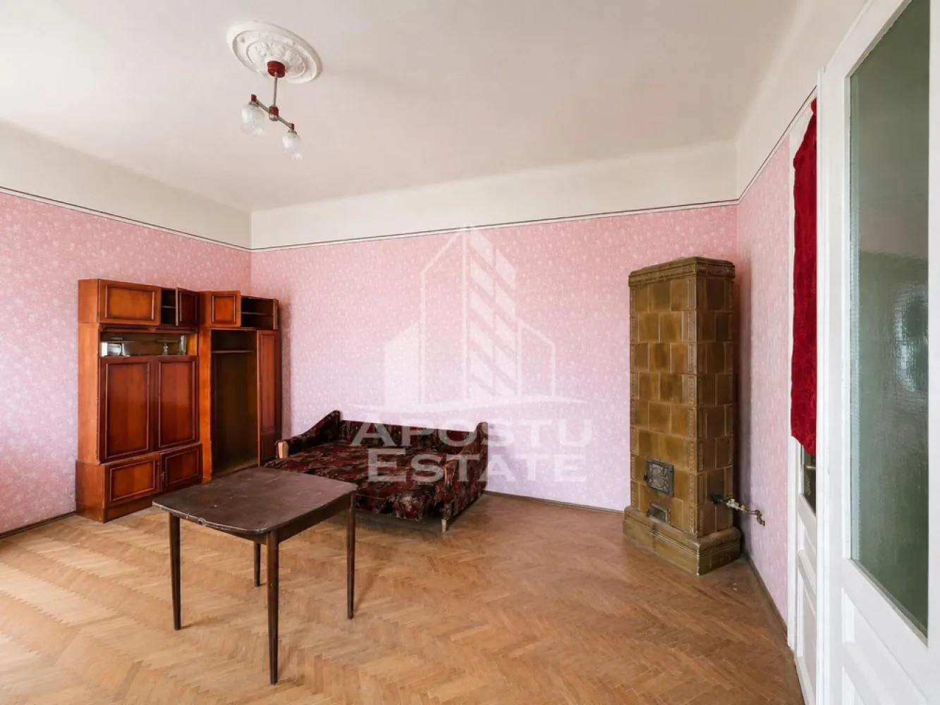 Apartament 2 camere la curte comuna, zona Odobescu Timisoara - Apostu Estate va propune spre vanzare un apartament cu 2 camere, situat la curte comuna, intr-o zona accesibila si bine conectata la mijloace de transport in comun.

Imobilul are o suprafata utila de 67 mp si este compartimentat practic, fiind compus din 2 camere, bucatarie, baie, WC, veranda si spatii de depozitare la subsol: boxa 1, boxa 2 si boxa 3.

Apartamentul este amplasat la parterul unei case/vile construite in anul 1980. Locuinta necesita renovare, ceea ce ofera viitorului proprietar posibilitatea de a o amenaja dupa propriile preferinte.

Proprietatea beneficiaza de 26,58% p.c.i. si de 186/786 mp teren în folosinta, individualizat în fapt. Curtea este comuna, insa are un regim restrans de folosire, fiind utilizata de doar 4 locatari.

Confortul este asigurat de utilitatile disponibile: apa, canalizare, curent, gaz, internet, CATV si telefon. Zona dispune de strazi asfaltate, iluminat stradal si acces facil catre transportul public.

Apartamentul este disponibil imediat si reprezinta o oportunitate potrivita atat pentru locuire, cat și pentru sediu firma sau investitie, avand potential ridicat in cazul unei renovari

Va asteptam cu drag la o vizionare!