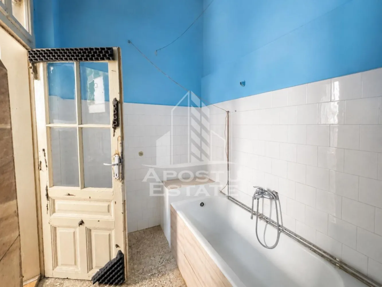 Apartament 2 camere la curte comuna, zona Odobescu Timisoara - Apostu Estate va propune spre vanzare un apartament cu 2 camere, situat la curte comuna, intr-o zona accesibila si bine conectata la mijloace de transport in comun.

Imobilul are o suprafata utila de 67 mp si este compartimentat practic, fiind compus din 2 camere, bucatarie, baie, WC, veranda si spatii de depozitare la subsol: boxa 1, boxa 2 si boxa 3.

Apartamentul este amplasat la parterul unei case/vile construite in anul 1980. Locuinta necesita renovare, ceea ce ofera viitorului proprietar posibilitatea de a o amenaja dupa propriile preferinte.

Proprietatea beneficiaza de 26,58% p.c.i. si de 186/786 mp teren în folosinta, individualizat în fapt. Curtea este comuna, insa are un regim restrans de folosire, fiind utilizata de doar 4 locatari.

Confortul este asigurat de utilitatile disponibile: apa, canalizare, curent, gaz, internet, CATV si telefon. Zona dispune de strazi asfaltate, iluminat stradal si acces facil catre transportul public.

Apartamentul este disponibil imediat si reprezinta o oportunitate potrivita atat pentru locuire, cat și pentru sediu firma sau investitie, avand potential ridicat in cazul unei renovari

Va asteptam cu drag la o vizionare!